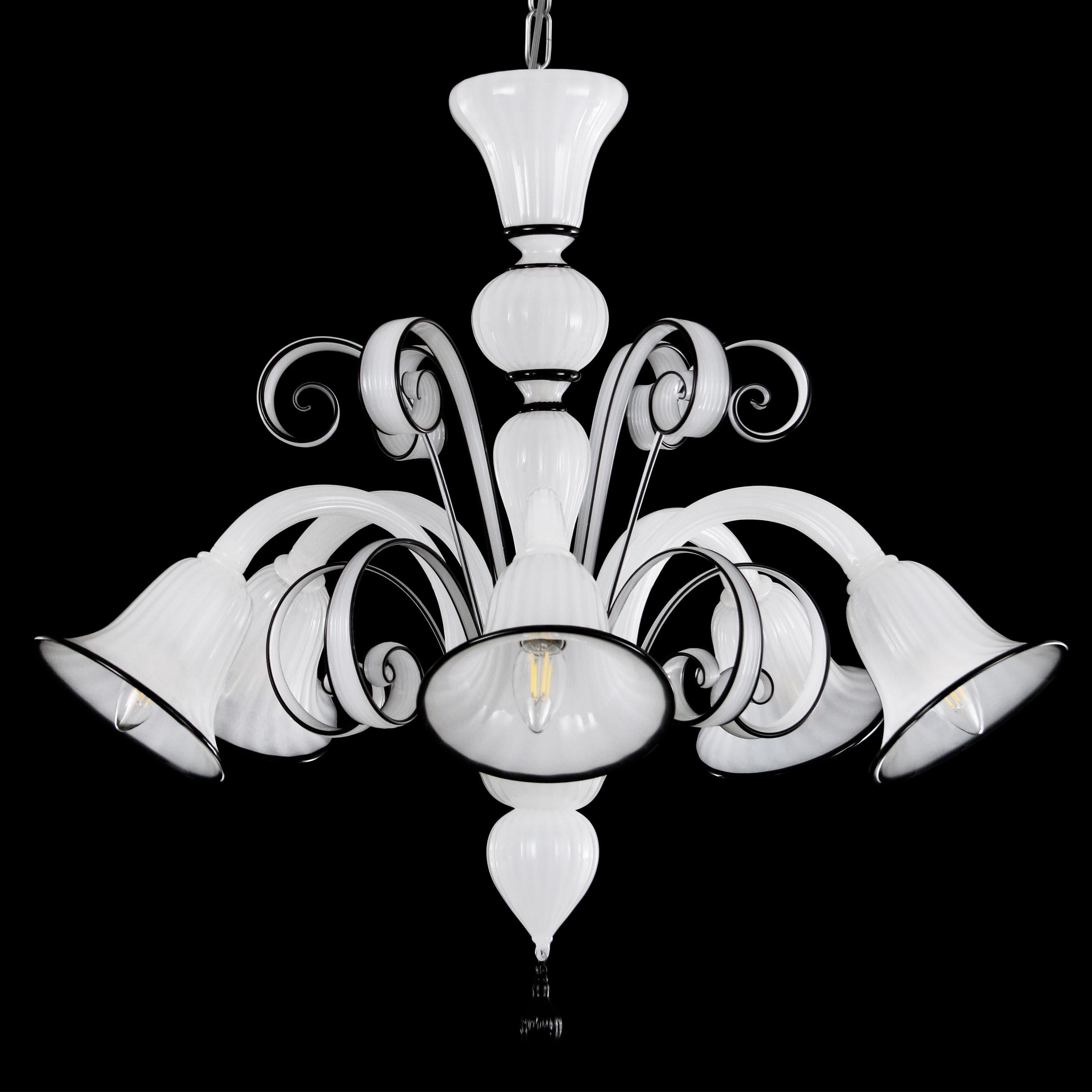 Capriccio chandelier, 5 lights, in white artistic glass, with curly ornamental elements and black details by Multiforme.
Inspired by the Classic Venetian tradition it is characterised by a central column where many blown glass “pastoral” elements