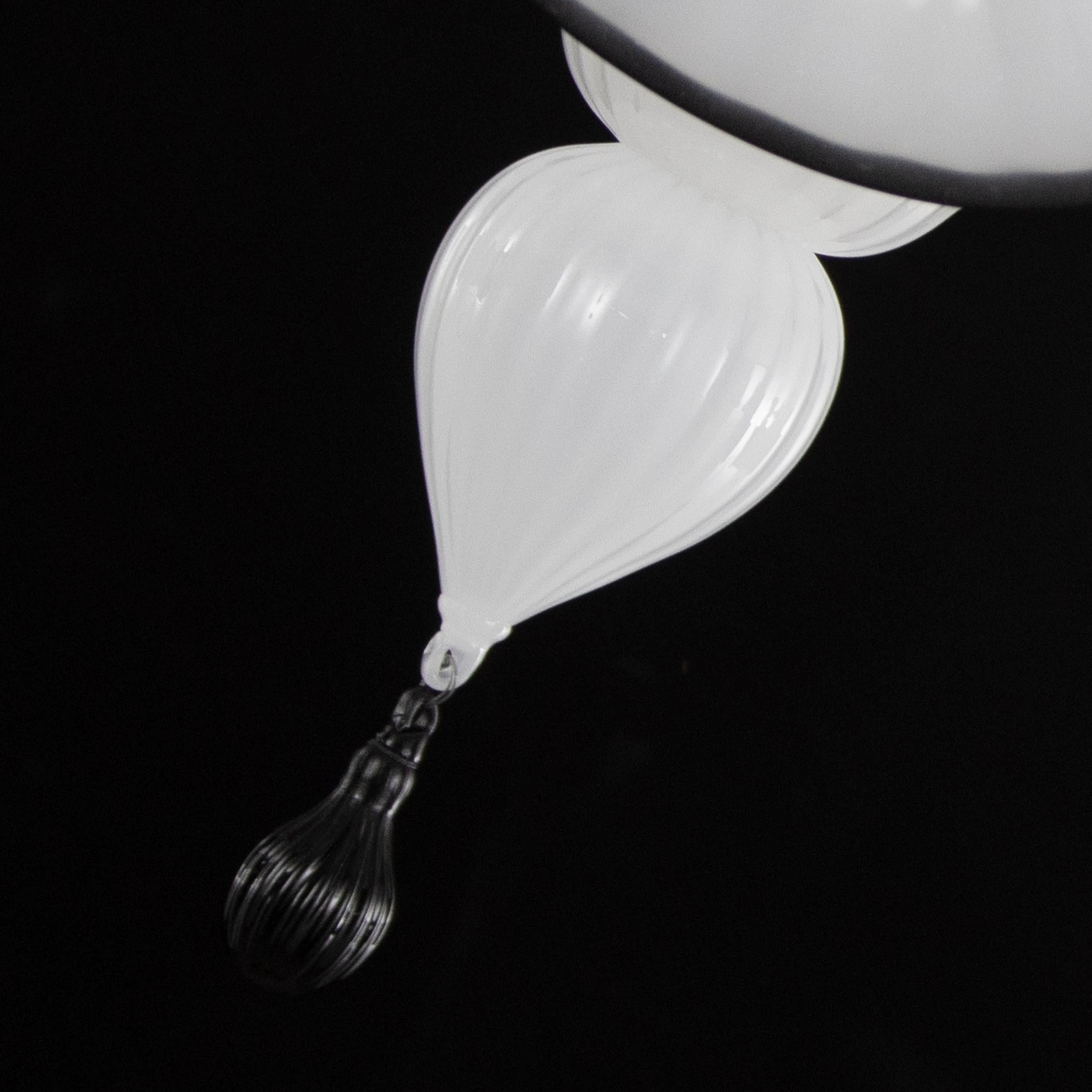 Vetro soffiato Lampadario a 5 bracci in vetro di Murano bianco, dettagli neri di Multiforme in vendita