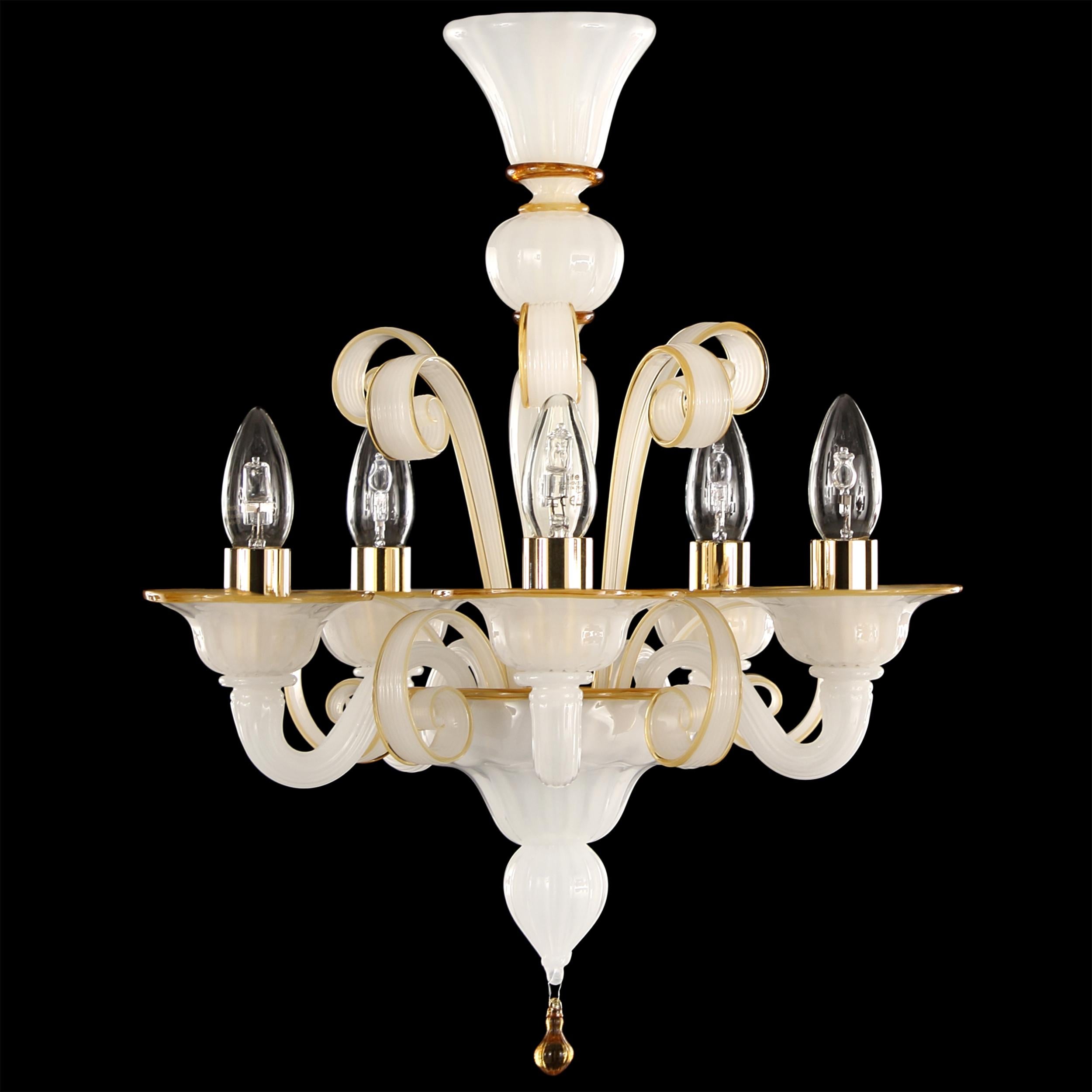 Capriccio chandelier, 5 lights, white silk and gold artistic glass, with curly ornamental elements by Multiforme.
Inspired by the Classic Venetian tradition it is characterised by a central column where many blown glass “pastoral” elements are