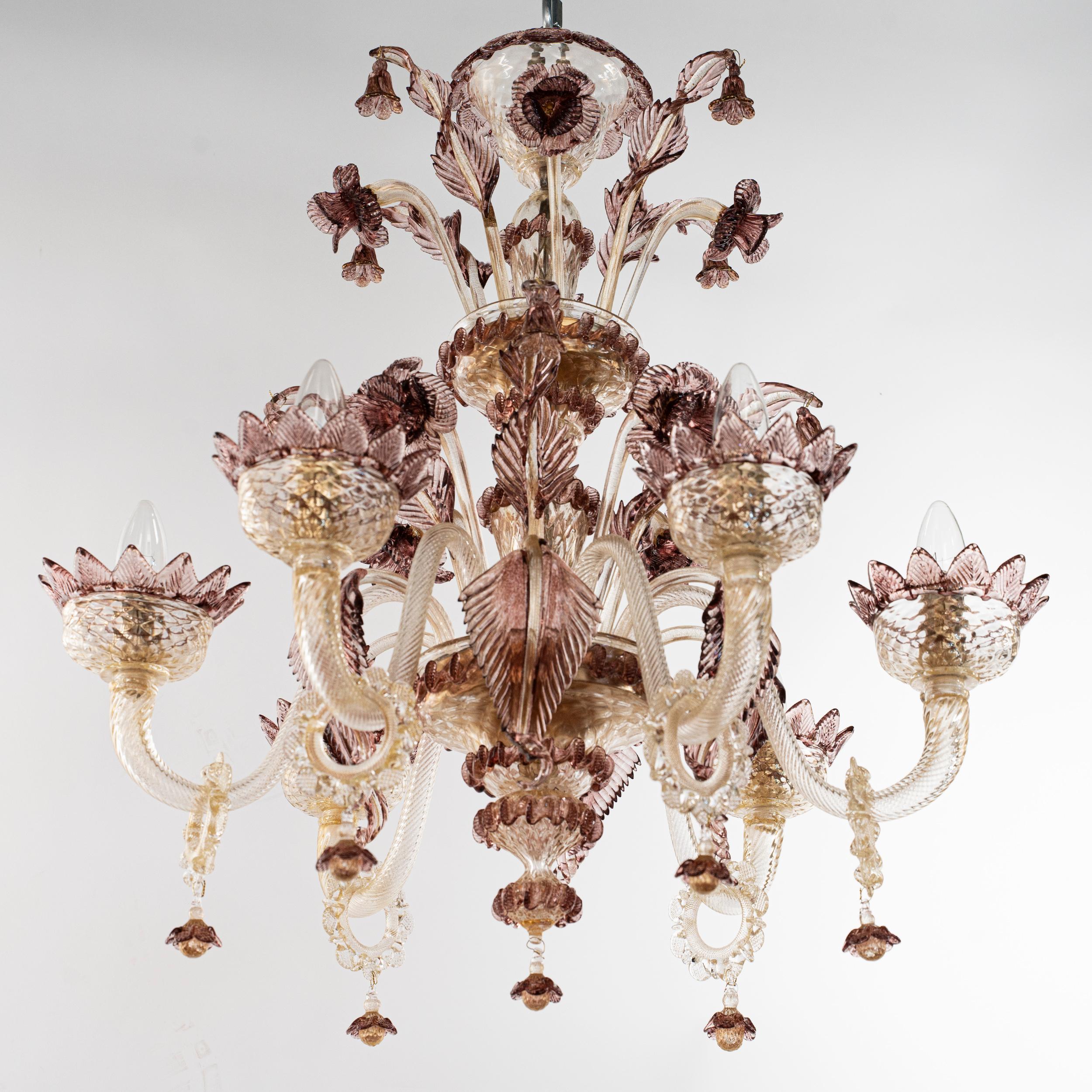 Ce lustre a 6 branches en verre doré tandis que les détails sont en améthyste.
L'âme artisanale de nos produits d'éclairage est réinventée à chaque fois que nous entamons un nouveau projet, lorsque nous sommes confrontés aux exigences techniques et