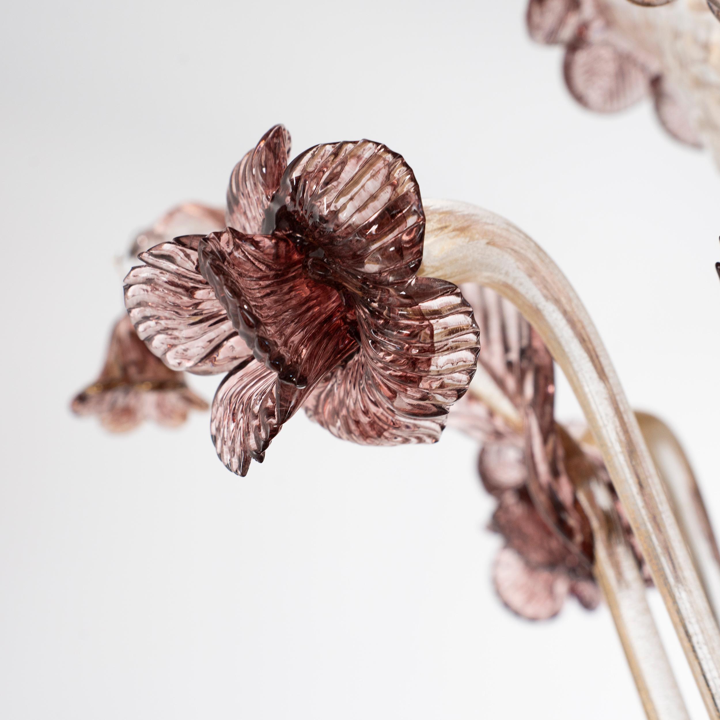 italien Lustre à 6 bras en verre doré avec détails en améthyste par Multiforme, en stock en vente