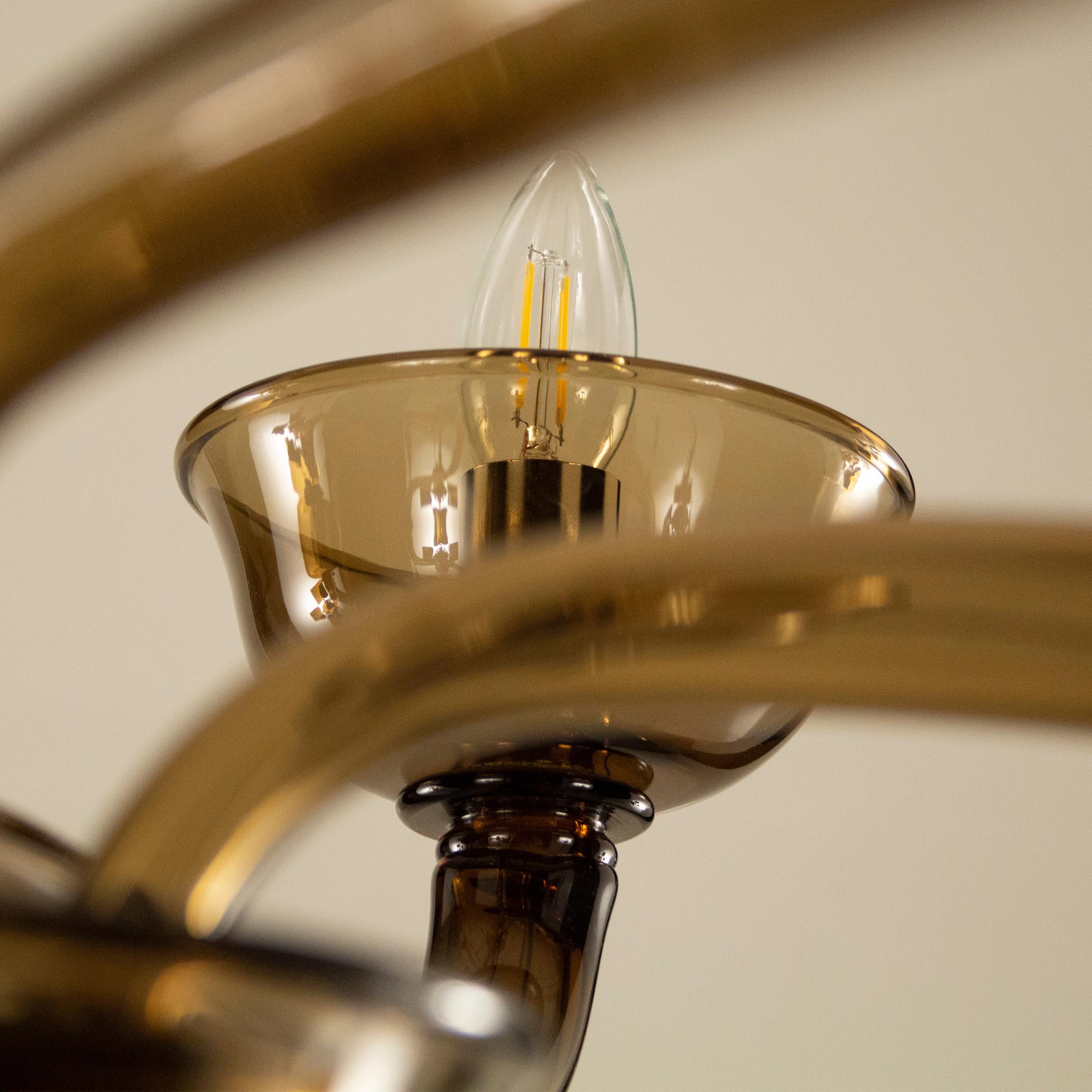 Die Glaslüster Portofino ist die neue Kollektion von Lampen aus glattem Kunstglas, die mit schlichten Hängeelementen aus geblasenem Glas und Metallausführungen in Gold oder Nickel verziert sind.
Die Kollektion, die in den Katalog Timeless von