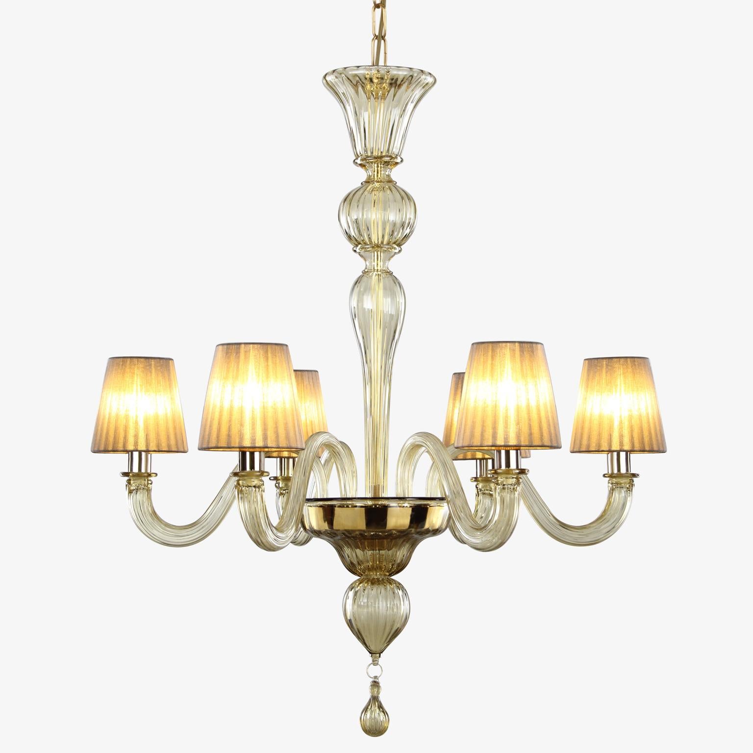 Lampadario a 6 bracci in vetro di Murano al quarzo fumé, paralumi in organza fumé Chapeau by Multiforme
Chapeau è un lampadario classico ed essenziale, realizzato a mano con materiali di alta qualità in vetro di Murano e paralumi in cotone fatti a