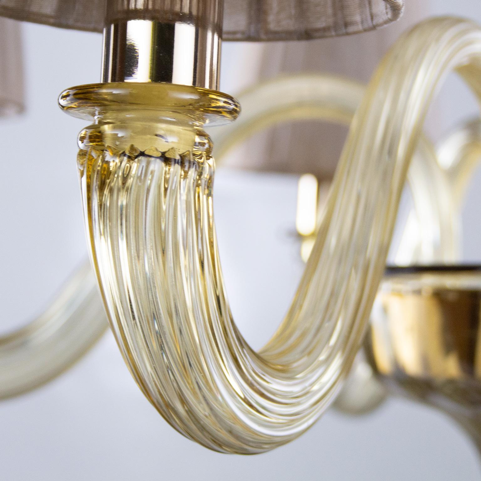 Lampadario 6 bracci in vetro di Murano al quarzo fumé, paralumi Chapeau by Multiforme In condizioni Nuovo in vendita a Trebaseleghe, IT