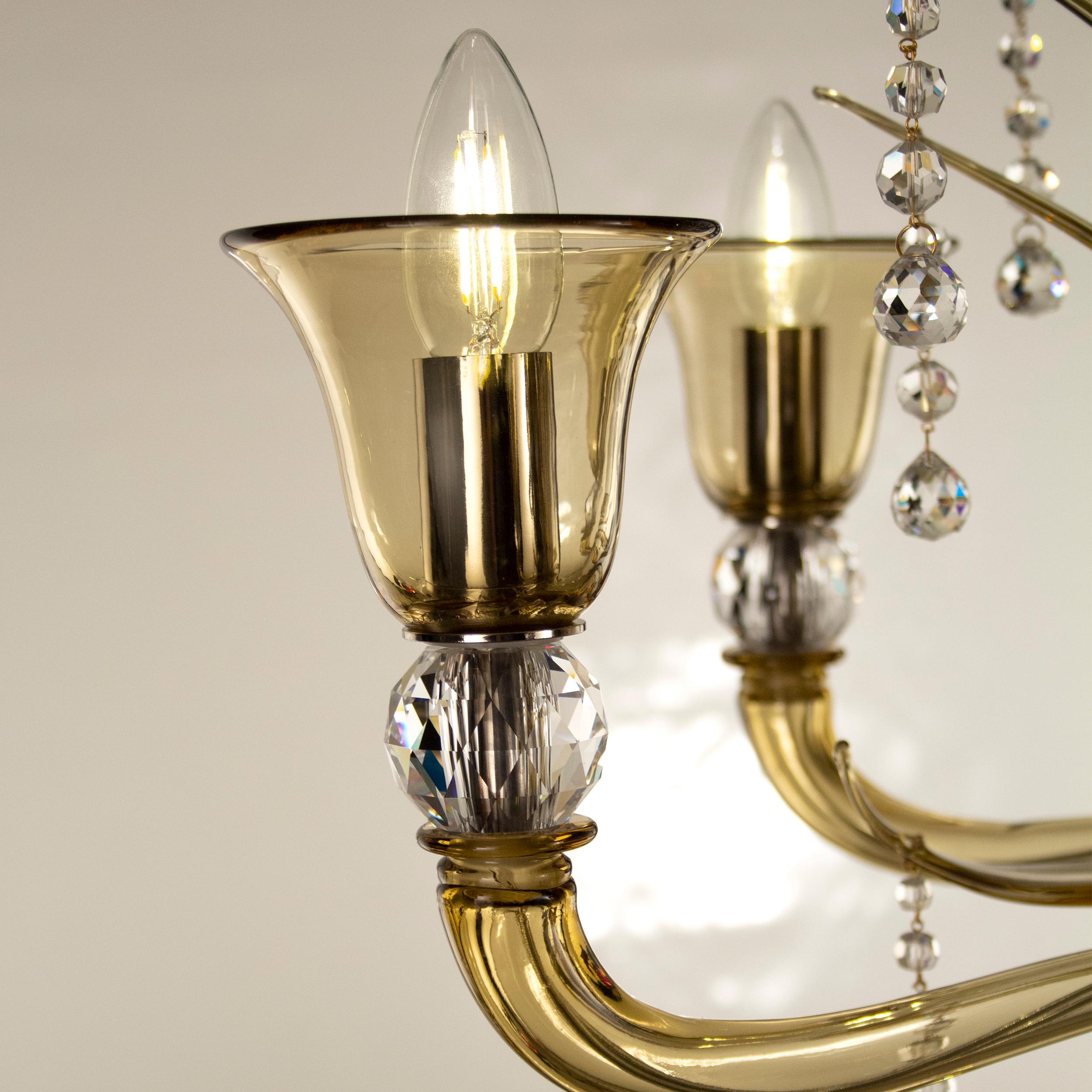 Italiano Lampadario a 6 bracci in vetro di Murano con dettagli in cristallo di Multiforme in stock in vendita