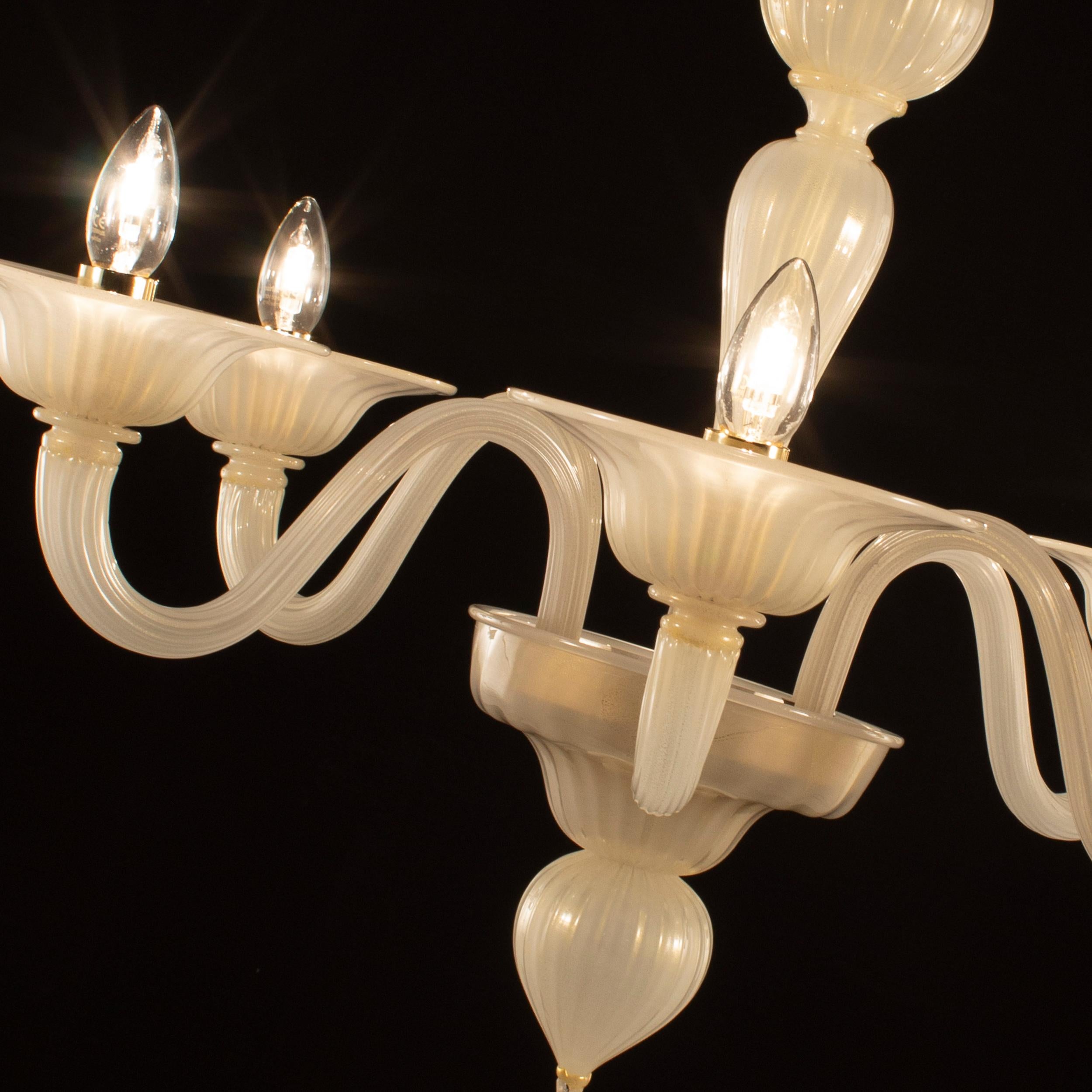 Simplicissimus 360 chandelier, 6 lights, white silk-gold artistic glass by Multiforme
This collection in Murano glass is characterized by superb simplicity. It is the result of a research which harks back to the Classic Murano chandeliers with the