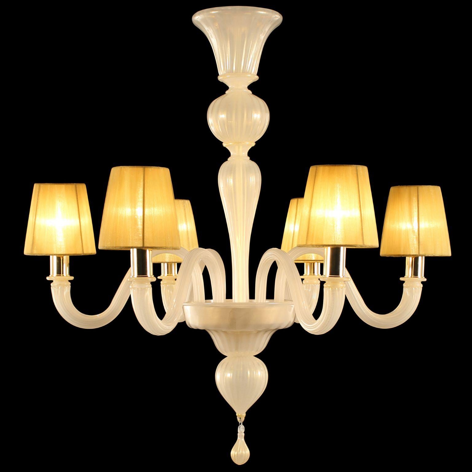 Chapeau chandelier 6-light artistic white silk and gold Murano glass, amber organza handmade in Florence lampshades by Multiforme.
 
Chapeau is a Classic and essential chandelier, it is handcrafted using high quality materials in murano glass and