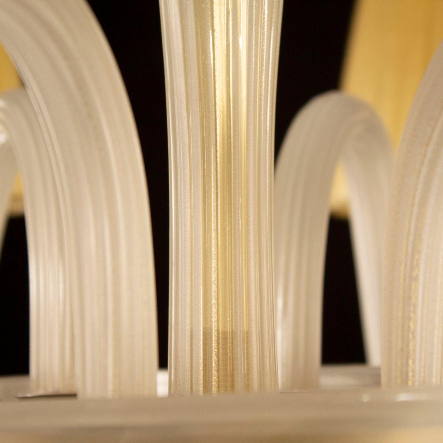 Italiano Lampadario a 6 bracci in seta bianca e vetro di Murano oro, Chapeau di Multiforme in vendita