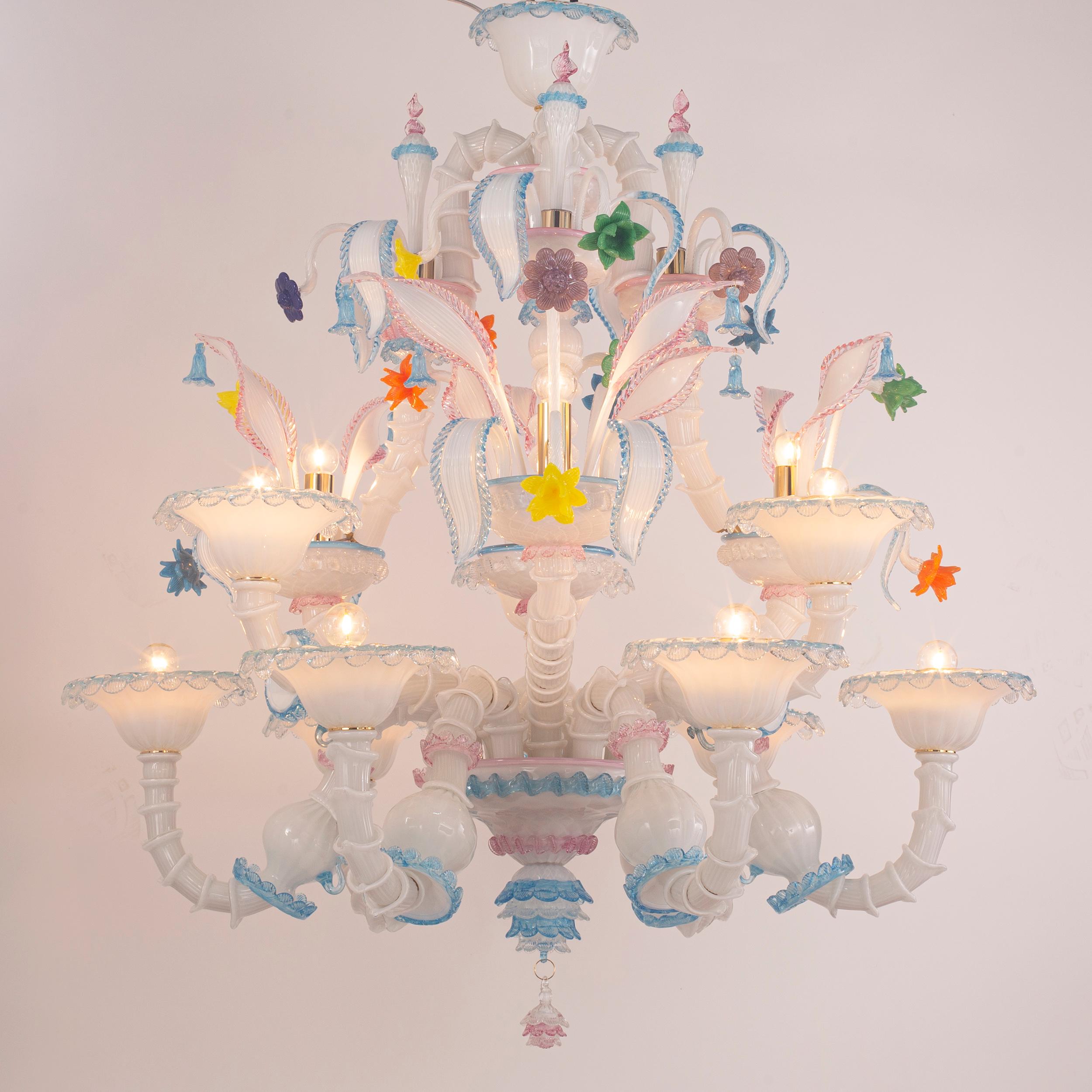 Araña Kia Ora 6+3+3 luces, cristal de Murano blanco con detalles de colores de Multiforme en Stock.
Kia Ora es la combinación de la estructura tradicional veneciana con colores llamativos. Las arañas de cristal Kia Ora son obras de iluminación