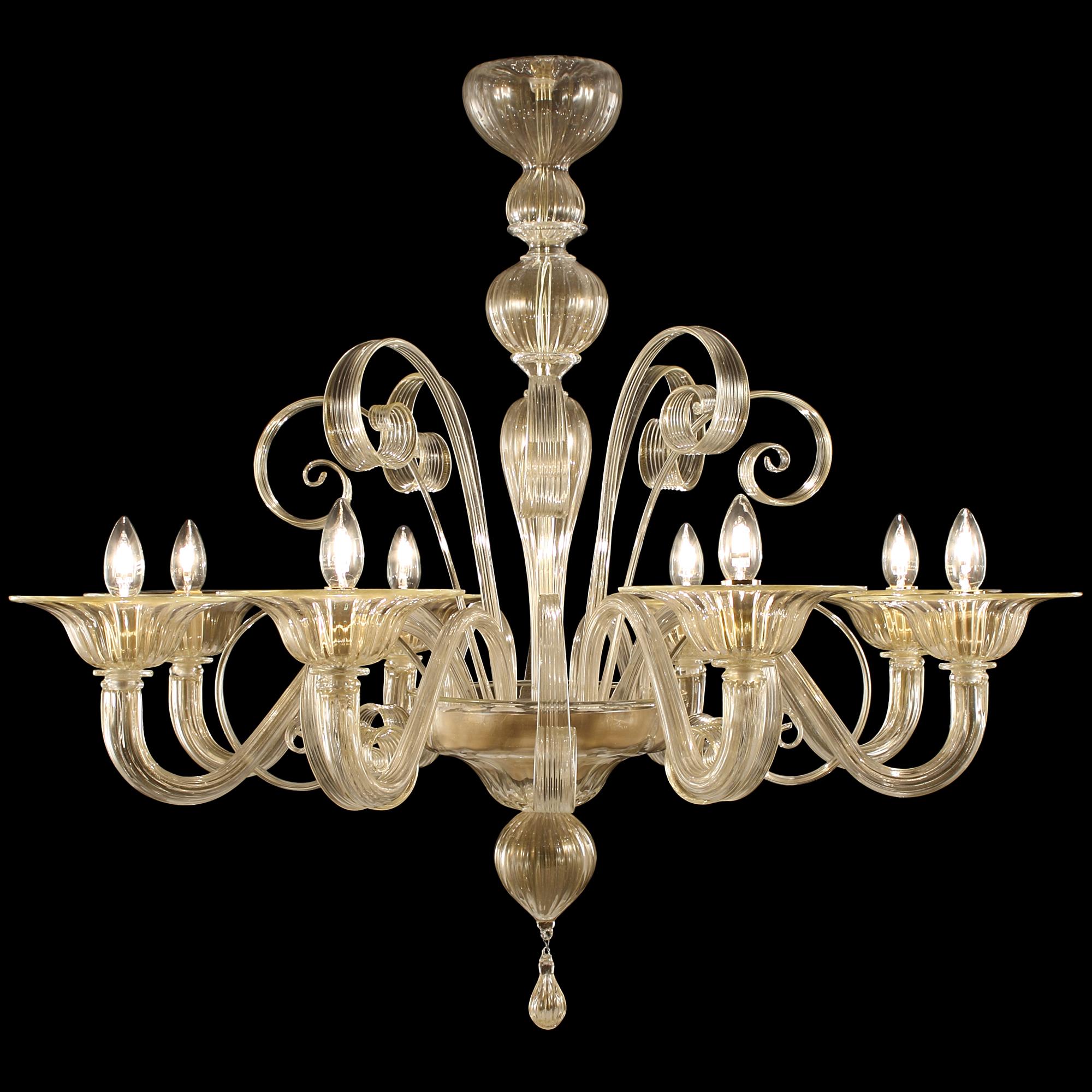 Lampadario Capriccio, 8 luci, in vetro artistico dorato, con elementi ornamentali a ricciolo di Multiforme.
Ispirata alla tradizione classica veneziana, è caratterizzata da una colonna centrale in cui sono installati molti elementi 