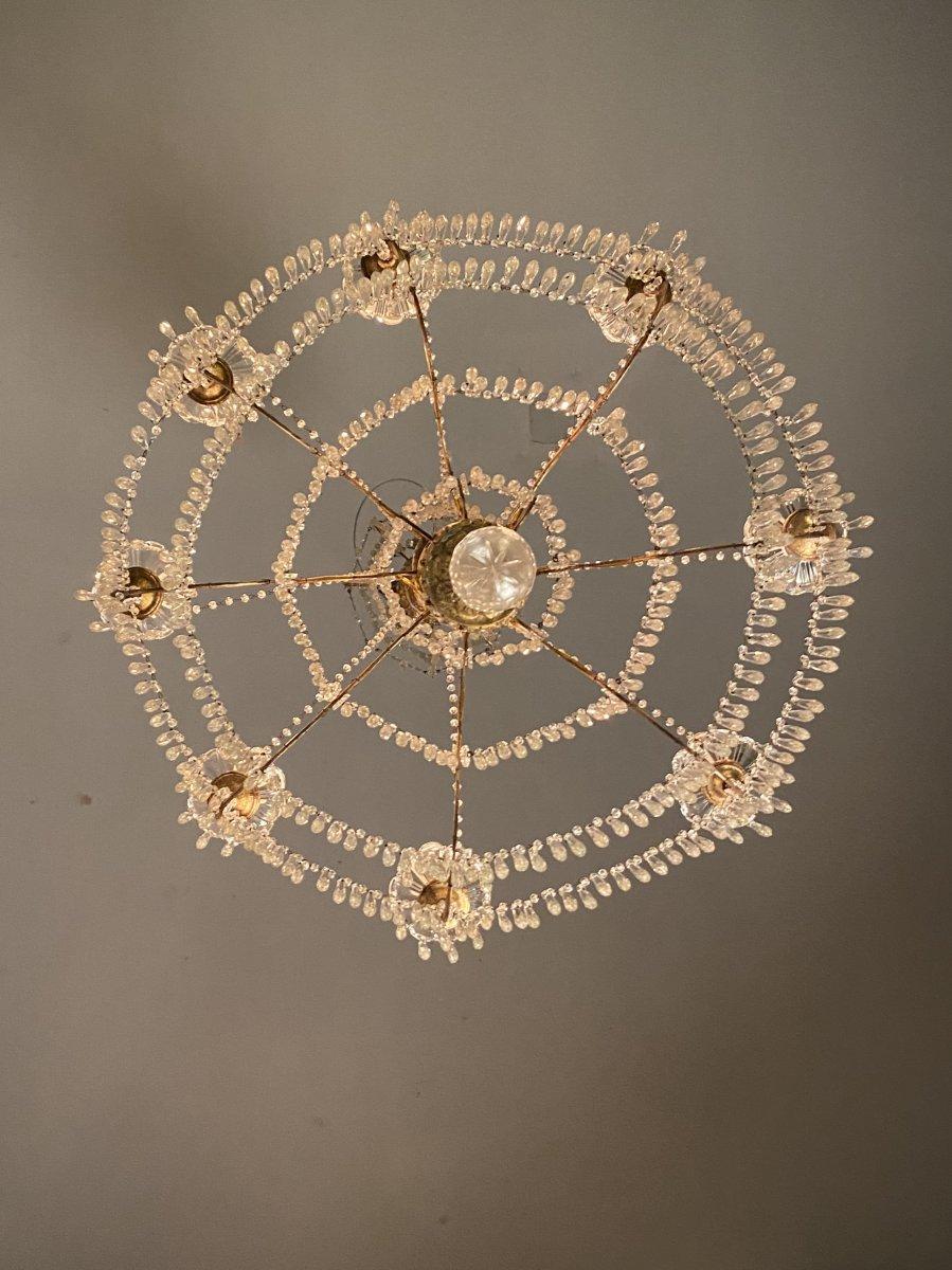 Golden wood chandelier with pendants.