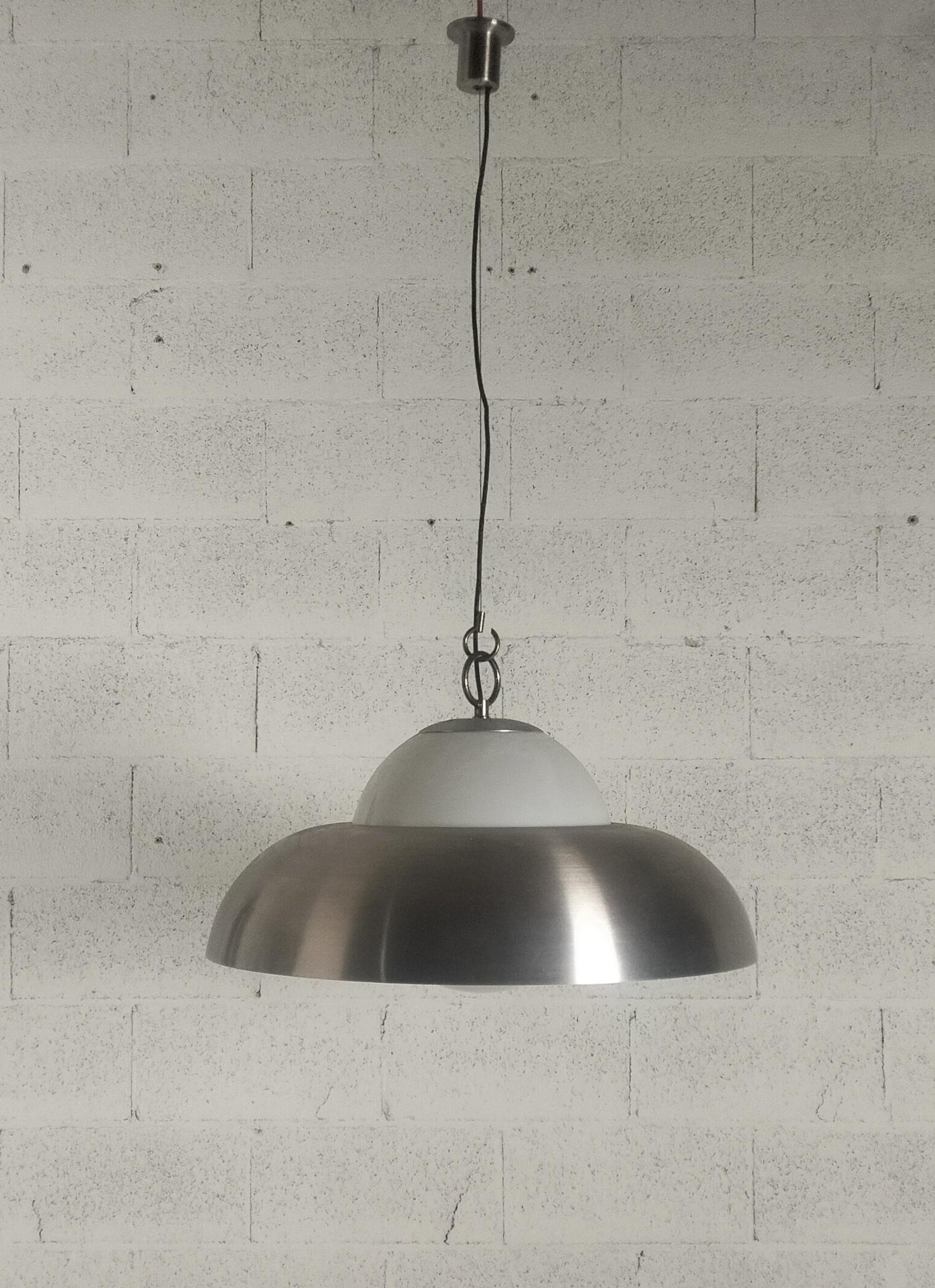 Lampada a sospensione in metallo e vetro di latte modello A288 di Sergio Asti prodotta per Candle. Made in Italy, 1970. Una sfera di vetro opalino con un anello centrale a forma di labbra permette al paralume in nichel spazzolato di appoggiarsi