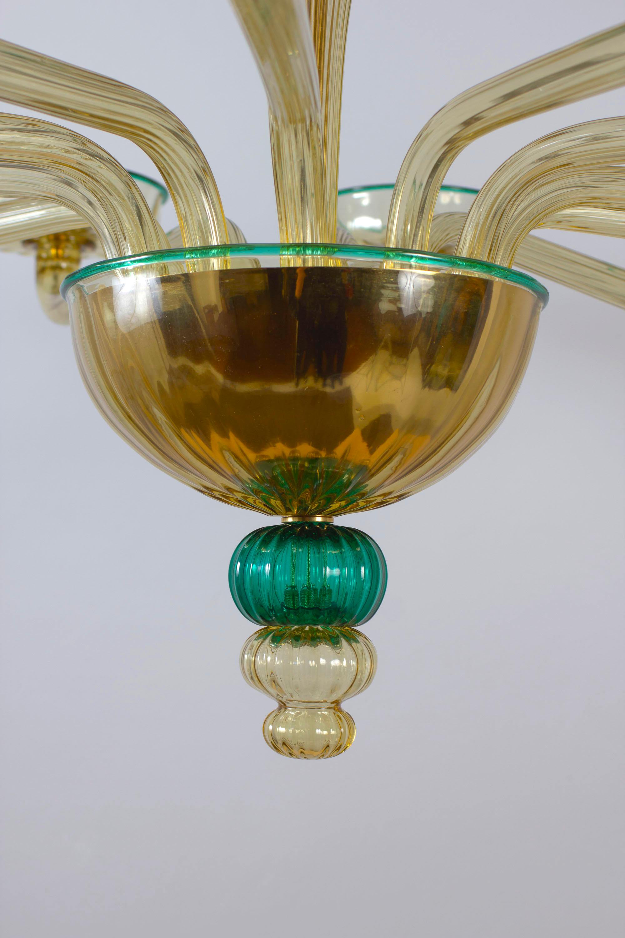 Lustre en verre soufflé ambre et émeraude, attribué à Venini, vers 1970 en vente 5