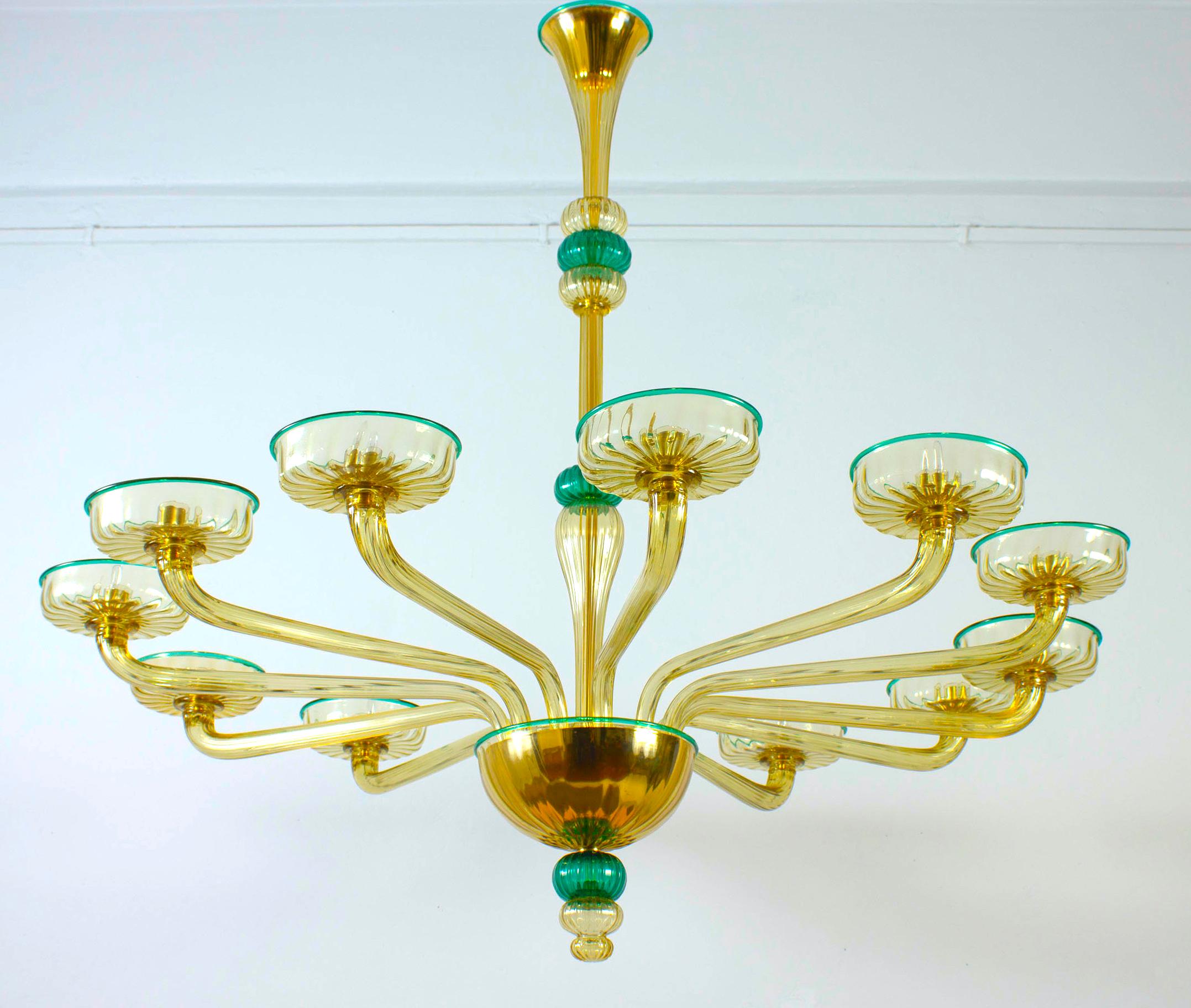 Questo magnifico colore ambrato  lampadario  presenta 12 bracci con finiture color smeraldo. 

Pulito e ricablato, perfettamente funzionante e pronto all'uso. In eccellenti condizioni vintage. Il  Gli occhiali, tutti originali e in buone condizioni,