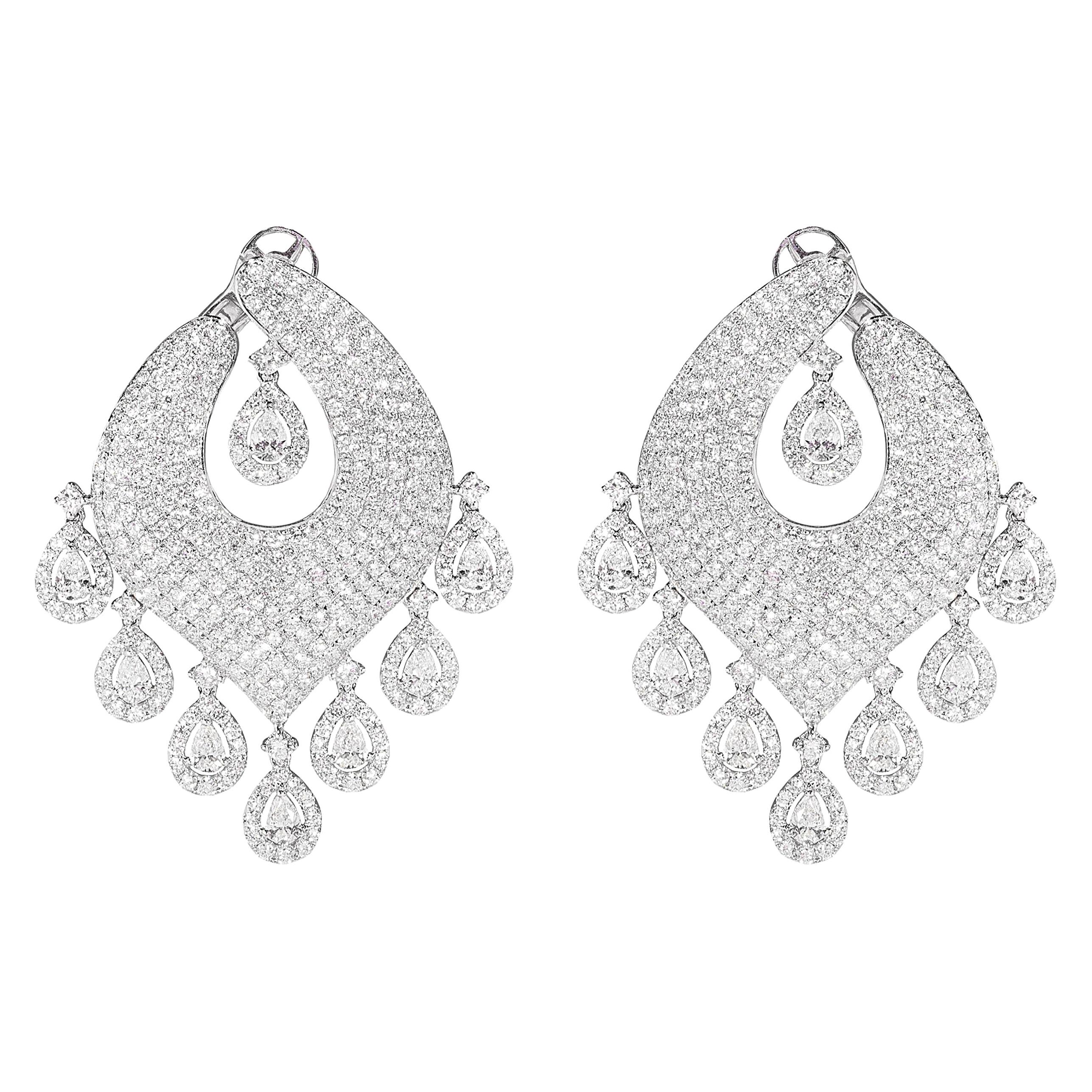 Boucles d'oreilles pendantes chandelier en or blanc et diamants de 14,01 carats