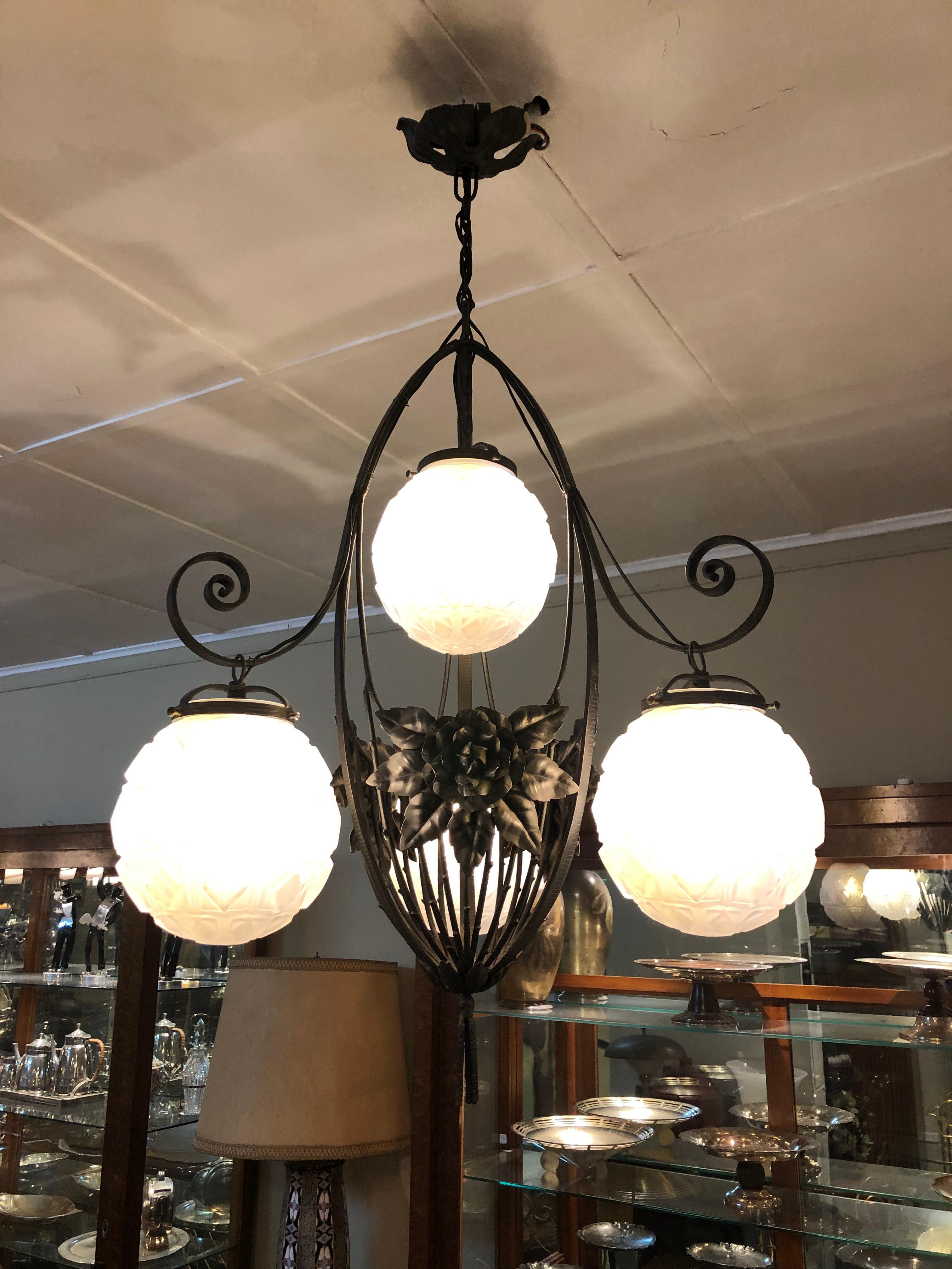 Chandelier Jugendstil, Art Nouveau, Liberty

Year: 1900
Country: French
Glass and Iron
It is an elegant and sophisticated Chandelier
We have specialized in the sale of Art Deco and Art Nouveau styles since 1982.If you have any questions we are at
