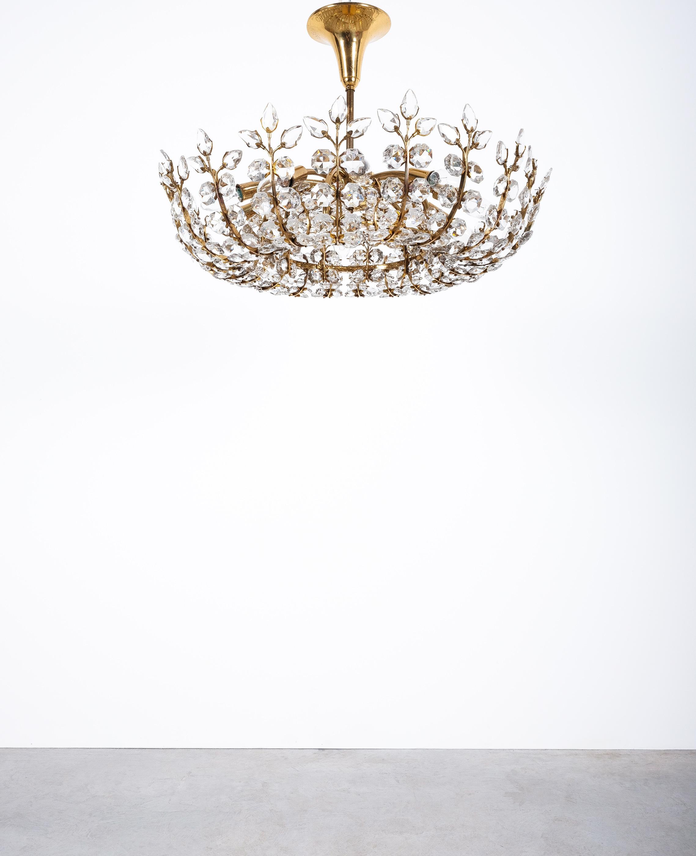 Chandelier designed by Oswald Haerdtl and manufactured by Bakalowits Vienna, circa 1950, Austria.

We can customize any drop required in our workshop free of charge, please inquire.

Majestic mid century chandelier in very good original