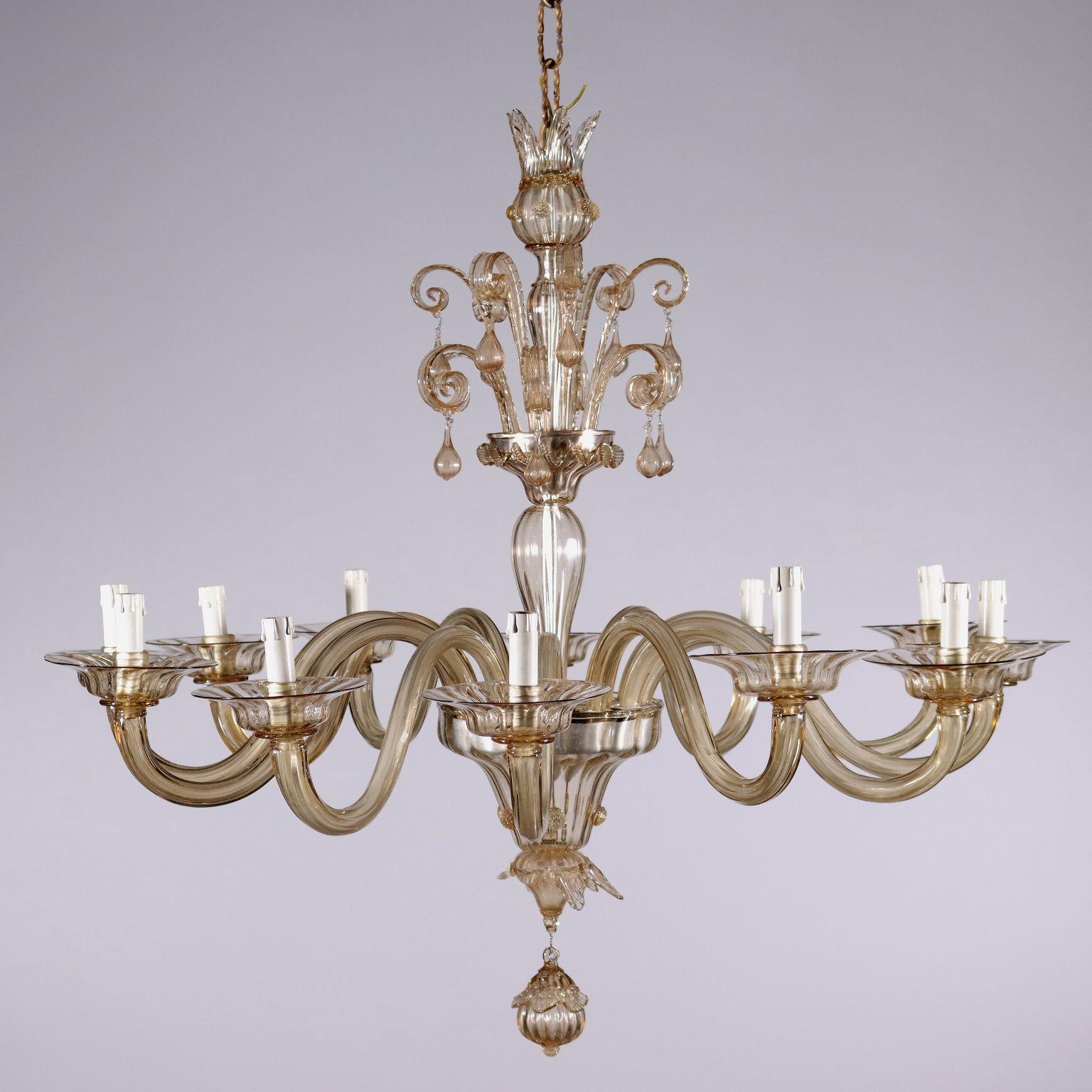 Murano chandelier in blown glass, with 12 lights; has small breaks.