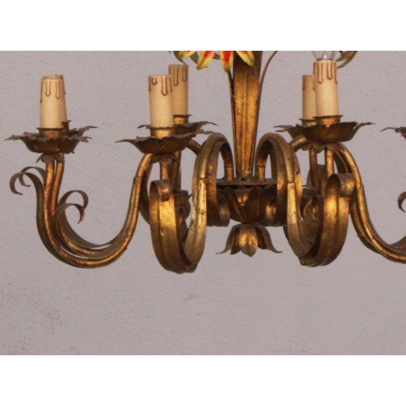 Stamped copper chandelier decorated with polychrome flowers. The copper is gilded, the chandelier includes 6 lights. Diameter 60 cm of the chandelier height 66 cm.

Additional information: 
Material: Sheet metal
Style: 1940s to 1960s.