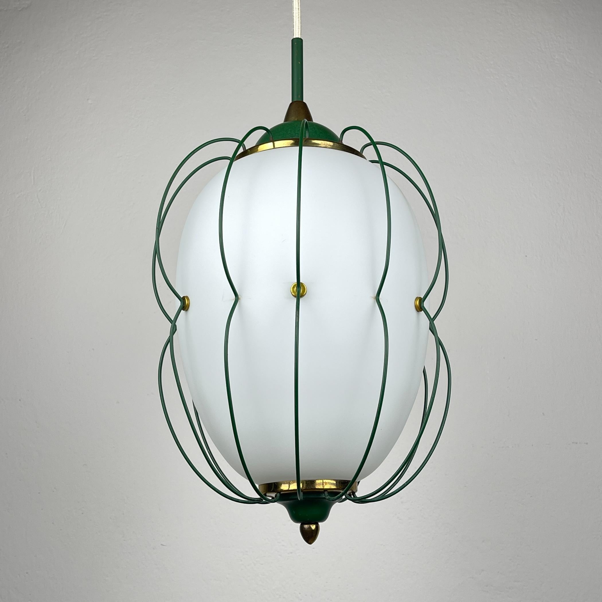 L'incredibile lampadario è stato progettato da Angelo Lelii per Arredoluce nel 1958.
Caratterizzato da una struttura astratta realizzata con aste di ottone ricurve che circondano il paralume in vetro opalino.
Angelo Lelii (1911-1979) è stato un