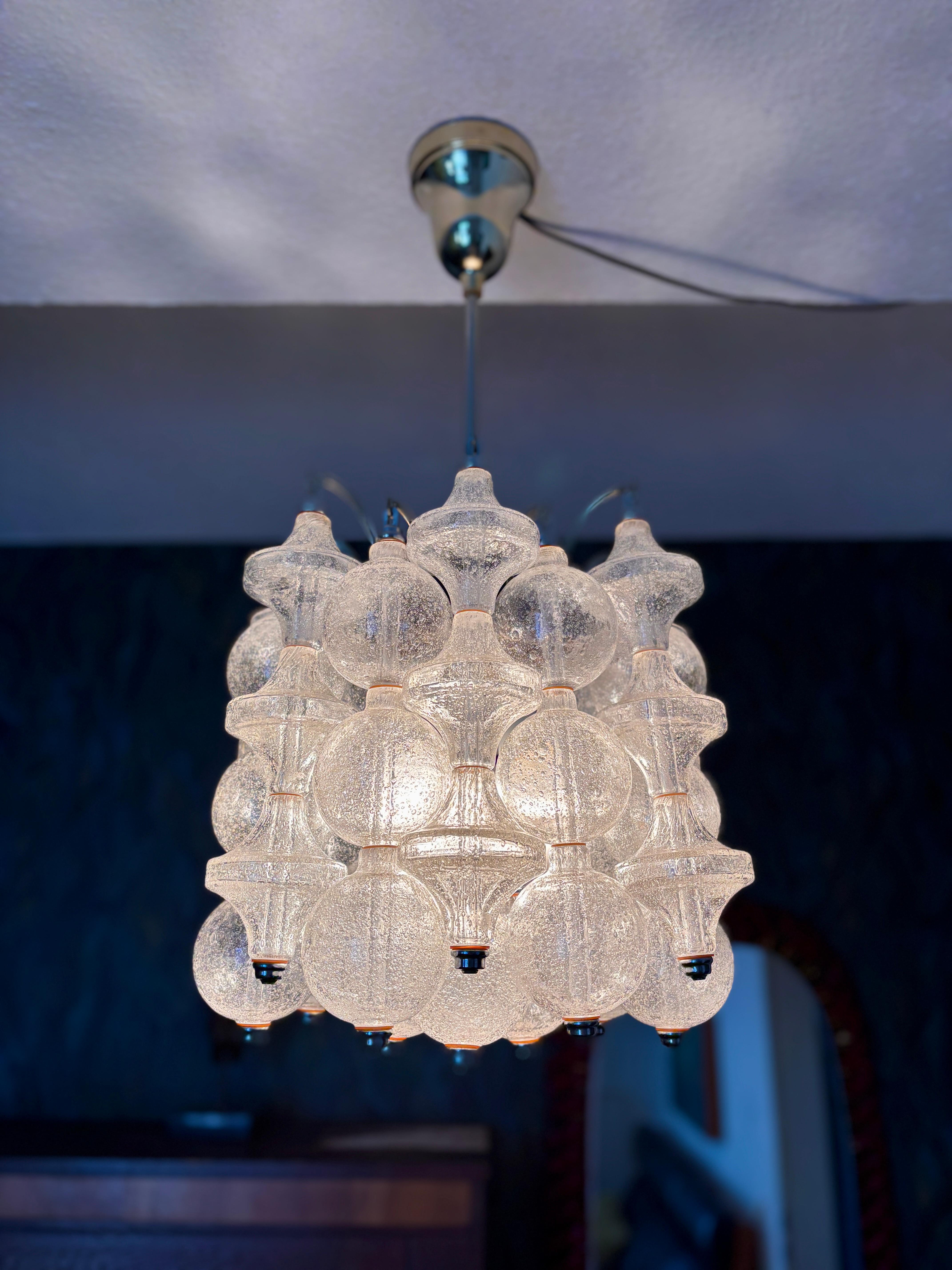 Bellissimo lampadario in vetro soffiato a mano di Seguso. Alternanza di bicchieri rotondi e a tulipano con raccordi e steli nichelati. Eccellenti condizioni vintage. Tutti gli occhiali sono intatti.

Dimensioni:
Altezza: 37 cm (25 in)
Larghezza: 35