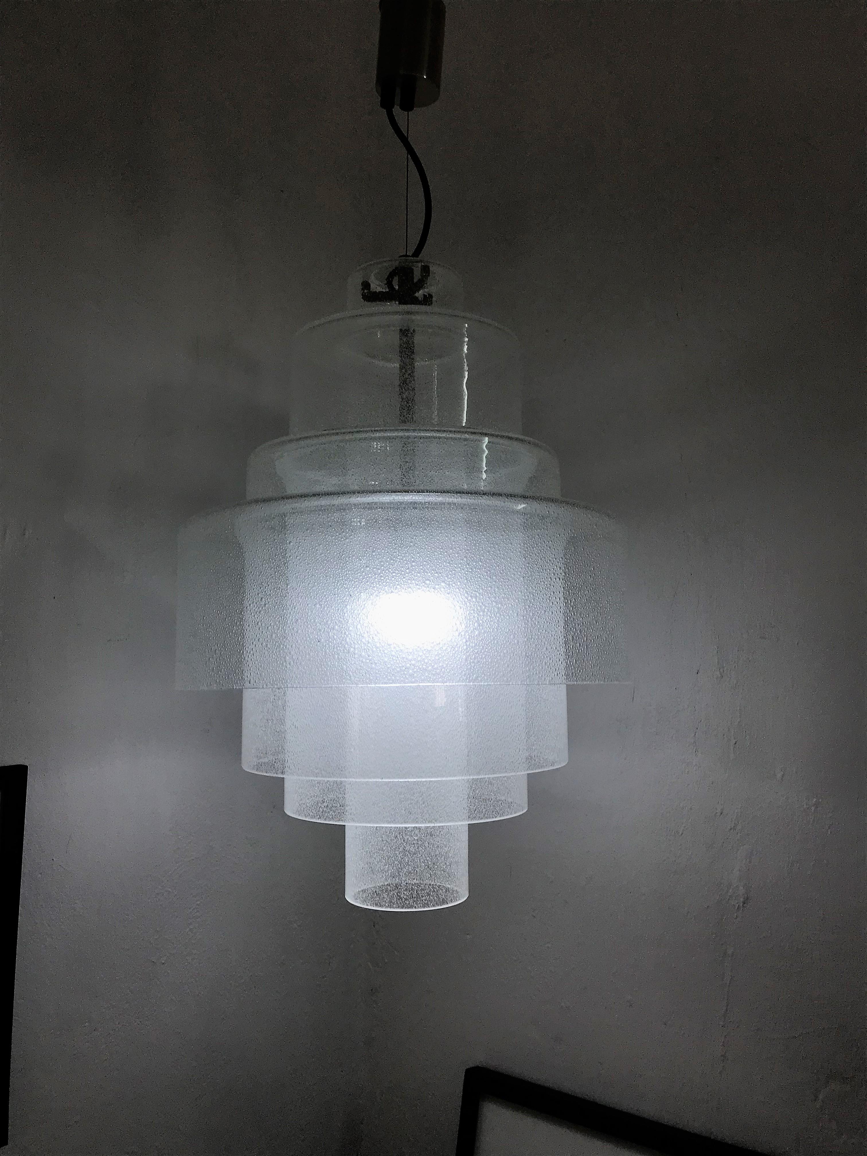 Magnifique et rare lustre-lampe à suspension du milieu du siècle par Mazzega, conçu par Carlo Nason, vers 1960, Murano, Italie.
La lampe seule mesure 21 pouces de haut et a un diamètre de 15 pouces.
Ce lustre est la version large, car il se