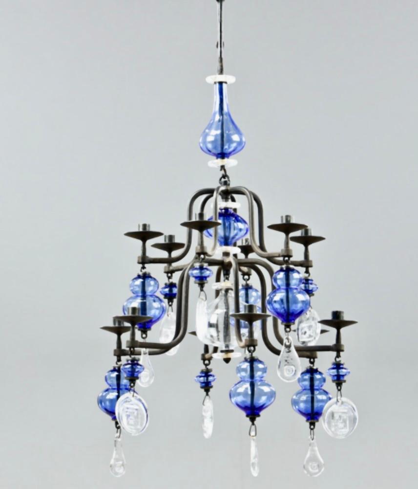 Un lampadario a 12 bracci,  disegnata da Erik Höglund per Boda, Svezia, seconda metà del XX secolo. Vetro soffiato a mano e ferro grezzo. Elettrificazione disponibile su richiesta. 
H 40″;     D 21.5″