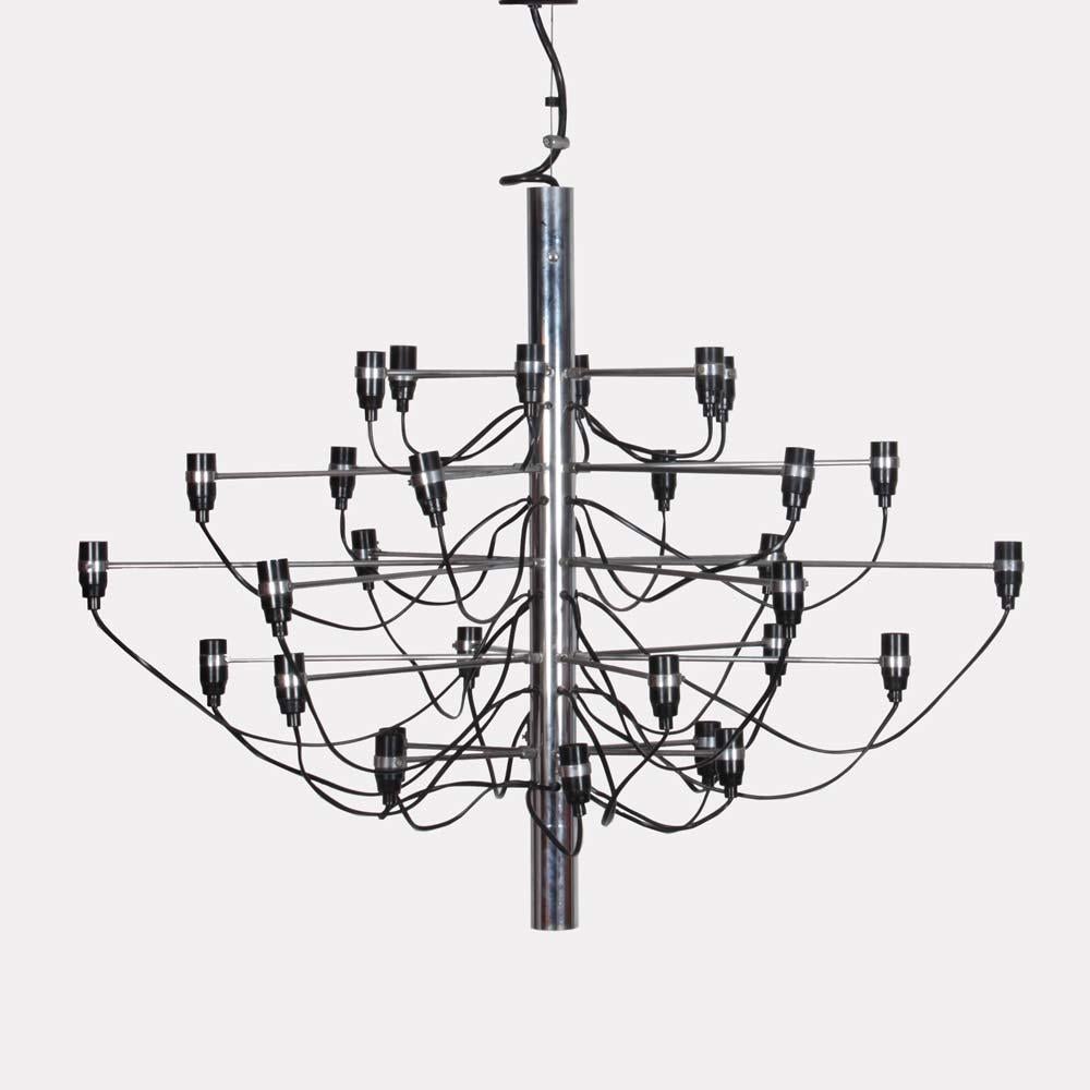 The 2097/30 chandelier was designed by Italian designer Gino Sarfatti for Arteluce. It dates from the 1970s. The luminaire is composed of a central chrome-plated metal tube around which are linked 30 arms of varying dimensions, each terminating in a