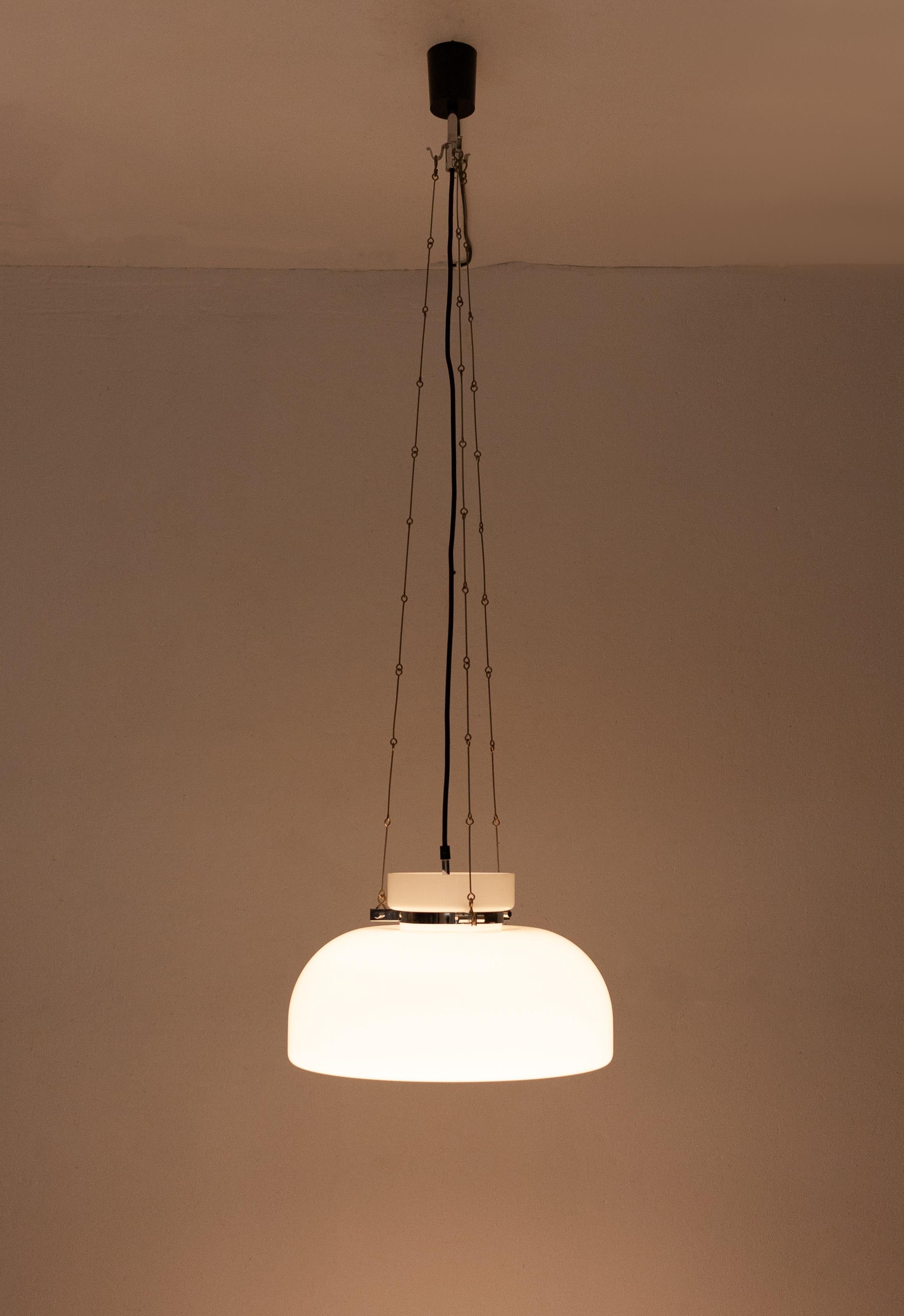 Bellissimo lampadario della ditta tedesca Glashütte Limburg, anni '70. Vetro opalino appeso a tre catene.
Lampada rara e di buon design. Buone condizioni.

 