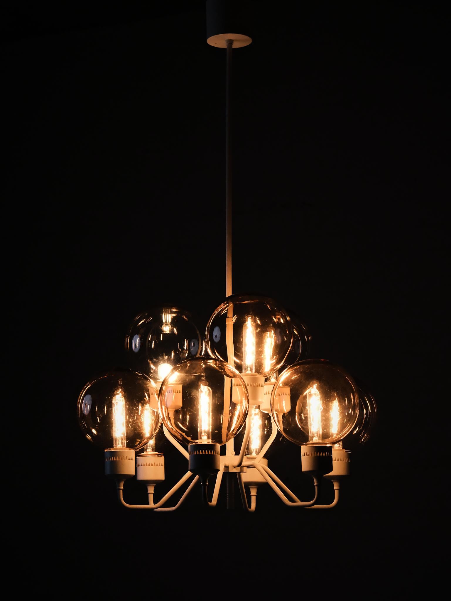 Bellissimo lampadario realizzato da Hans-Agne Jakobsson per la sua azienda di Markaryd, in Svezia, a metà del XX secolo. 

Nove bracci in metallo laccato bianco con globi in vetro montati.

Ogni braccio è dotato di un attacco per una piccola