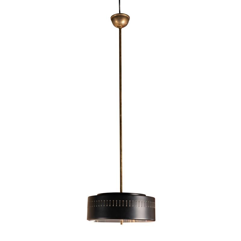 Kronleuchter des italienischen Designers Bruno Gatta. 
Originalausgabe von Stilnovo, mit Original Label. 
Vergoldetes Messing, durchbrochener Becher aus mattschwarzem Aluminium, Opalglas.

Italien um 1950.

Höhe 85 cm
Durchmesser 25 cm