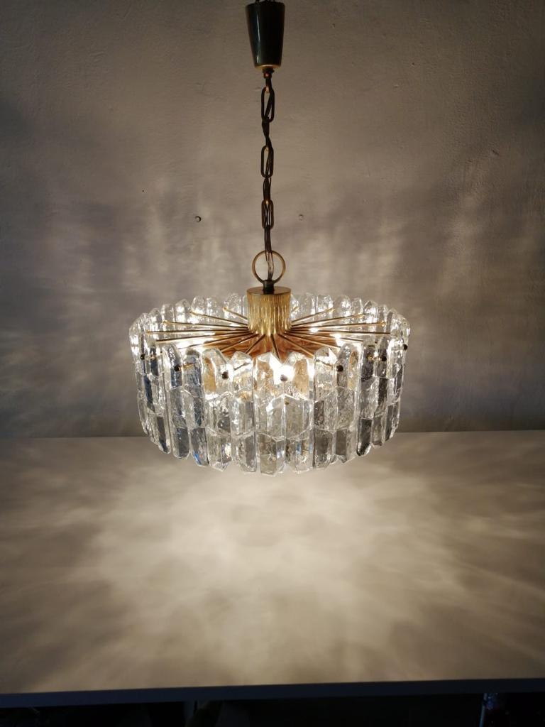 Crystal glass and brass chandelier by J. T. Kalmar 'Palazzo', FRANKEN KG, 1970s, Austria

Large polished brilliant crystal glasses are mounted on a gilded brass frame.

Very high quality and stunning pendant lamp.

Manufactured in Vienna,