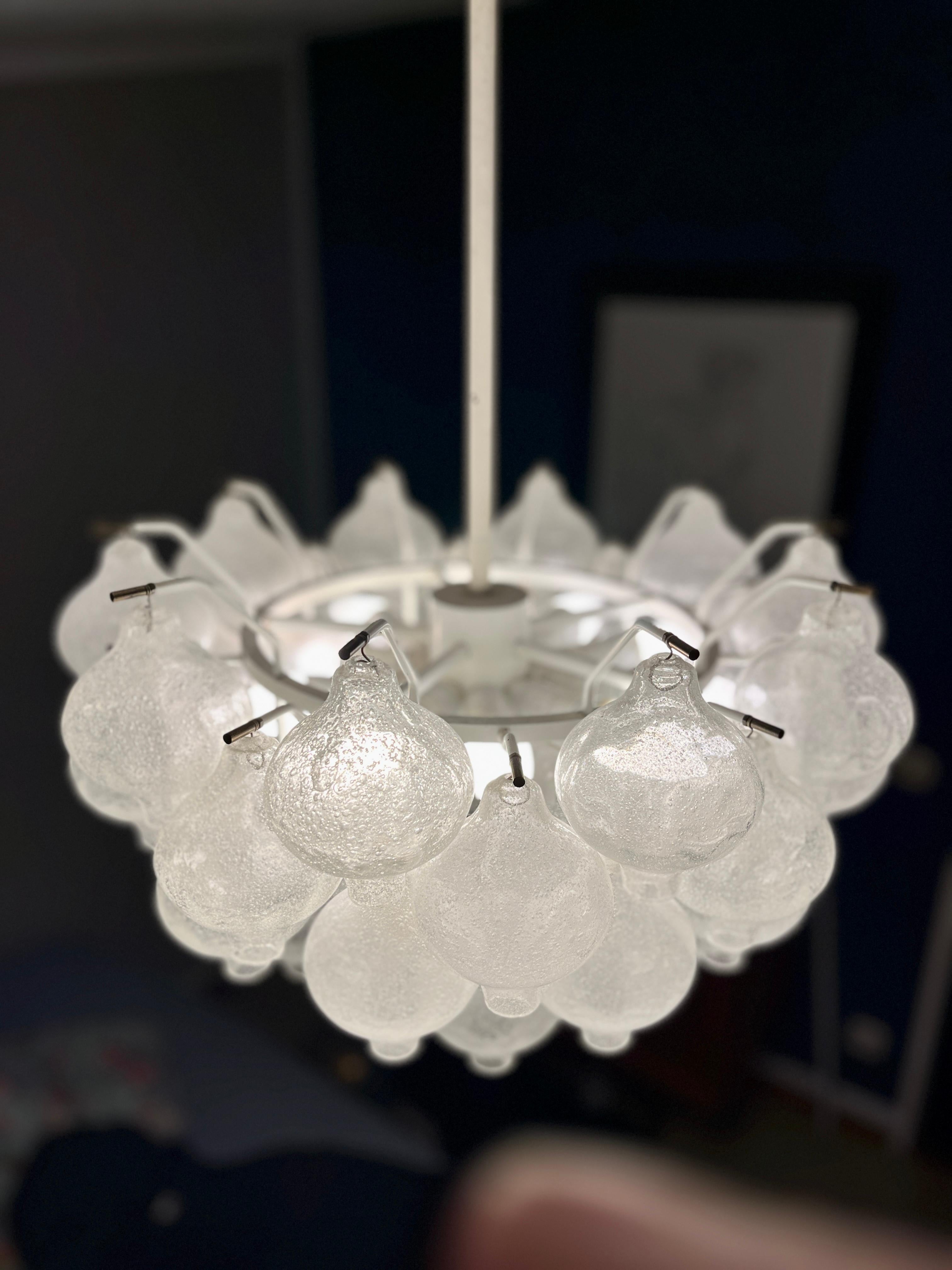 Un lampadario realizzato da J&T. Kalmar negli anni '60, modello 