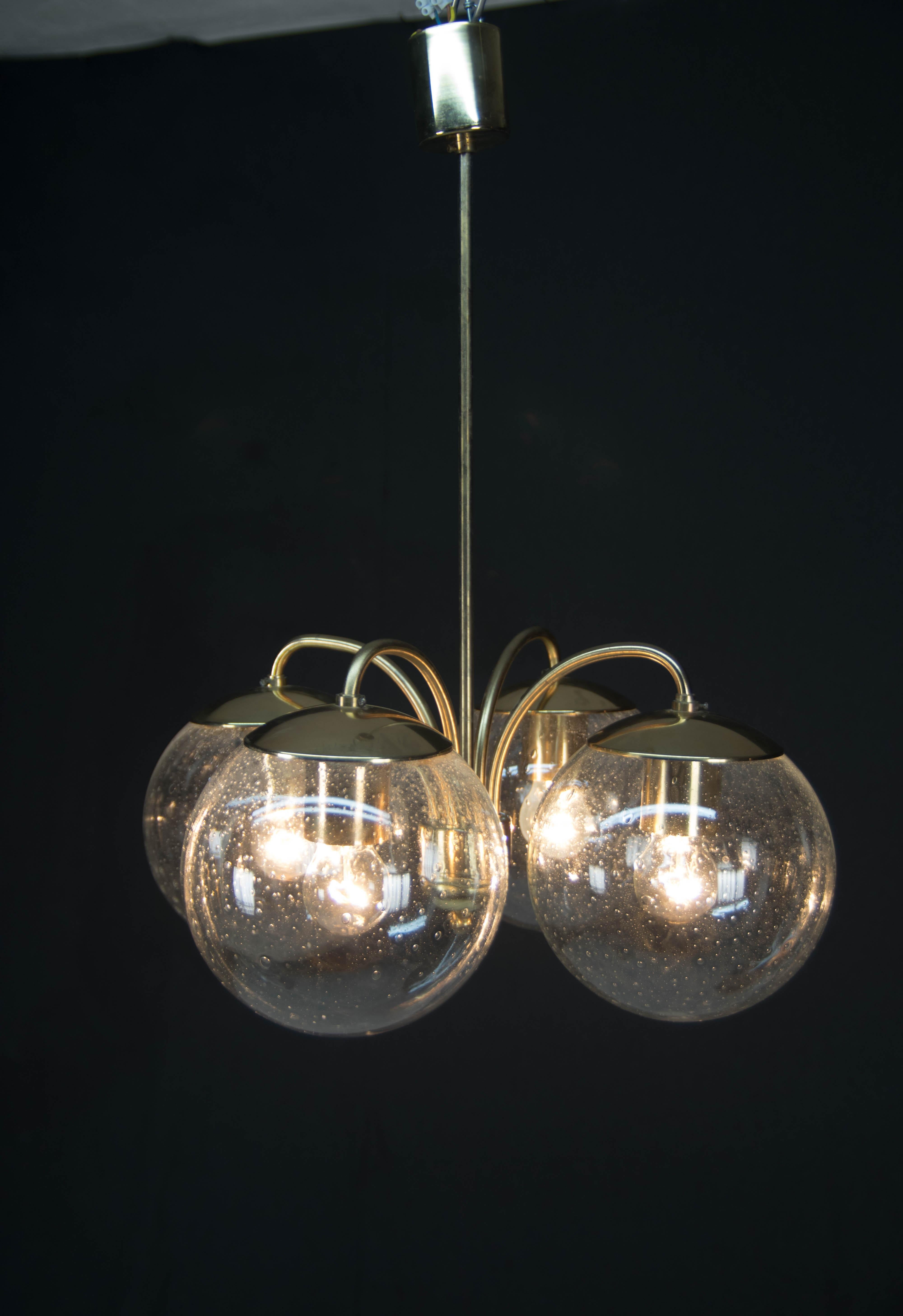 Blown bubble glass
4 x 60W, E25-E27 bulbs
Two separate circuits 2+2 bulbs
US wiring compatible
Good original condition, polished
Diameter of the globe 20cm.