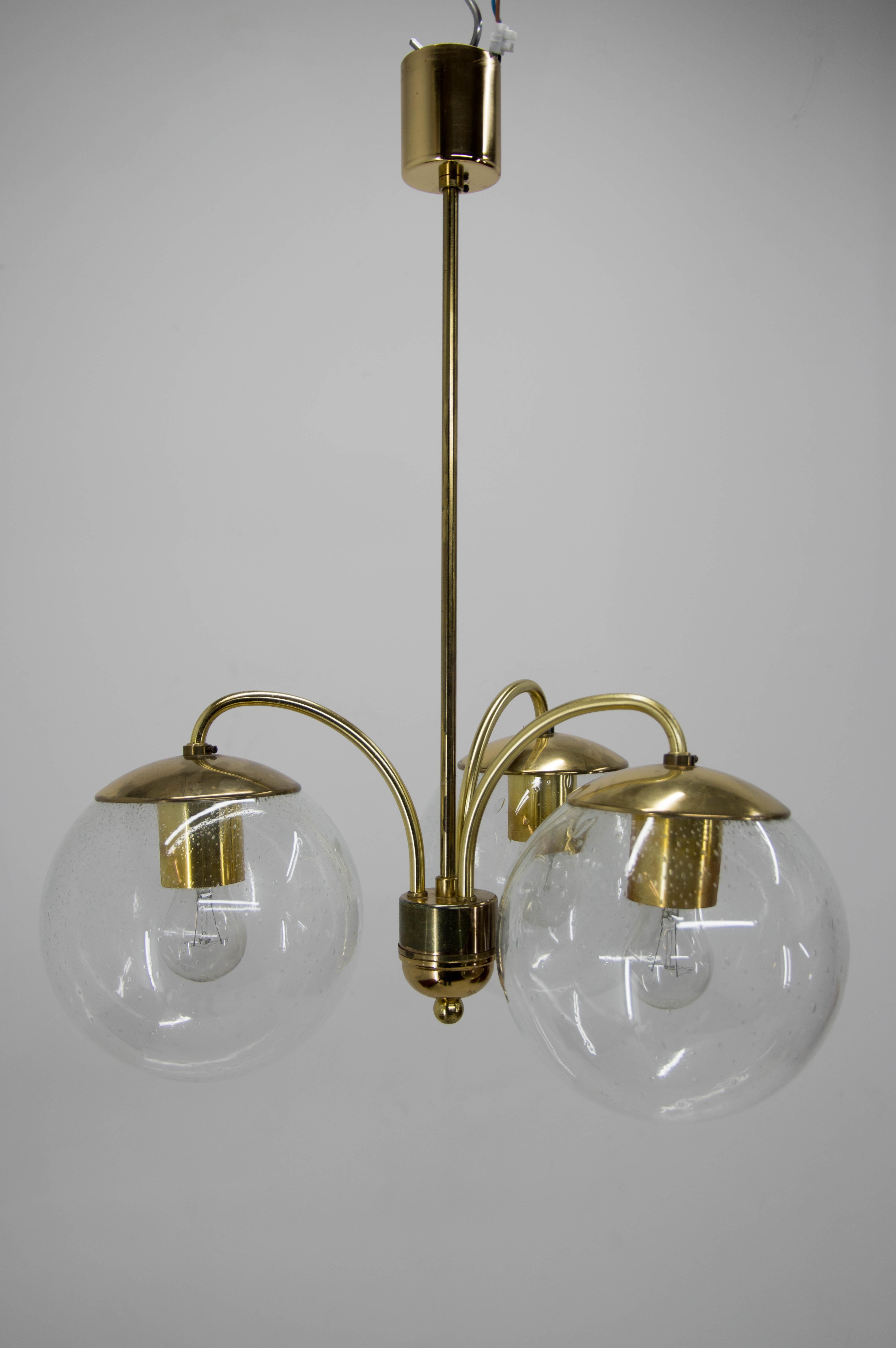 Made of brass and blown bubble glass
3 x 60W, E25-E27 bulbs
US wiring compatible
Good original condition, polished
Diameter of the globe 20cm.