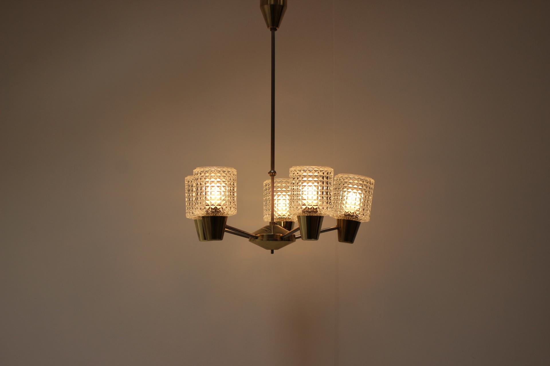 Lampadario realizzato da Kamenicky Senov negli anni '70, in Cecoslovacchia.
Realizzato in ottone, metallo e vetro.
In buone condizioni originali, tutto è perfettamente funzionante.
Ripristinato.
