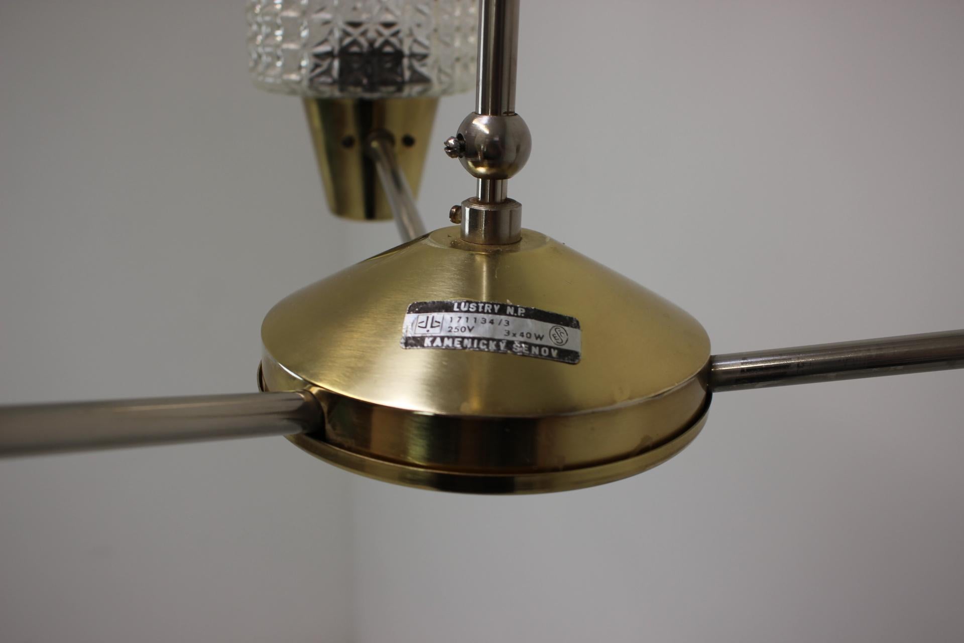 Lampadario realizzato da Kamenicky Senov negli anni '70, in Cecoslovacchia.
Realizzato in ottone, metallo e vetro.
In buone condizioni originali, tutto è perfettamente funzionante.
Ripristinato.
