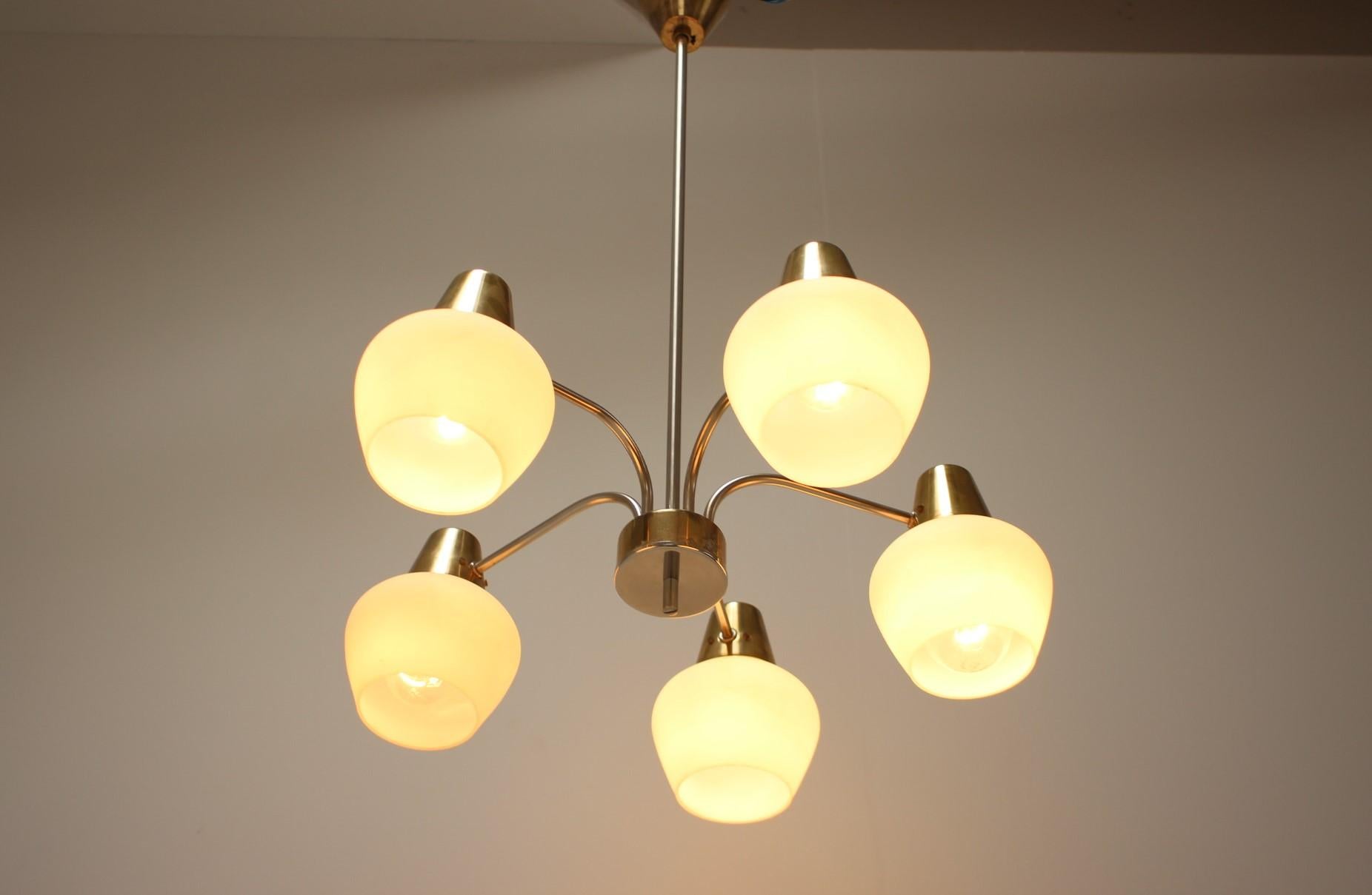 Lampadario realizzato da Kamenicky Senov negli anni '70, in Cecoslovacchia.
Realizzato in ottone, metallo e vetro.
In condizioni originali, tutto è perfettamente funzionante.
Ripristinato.
