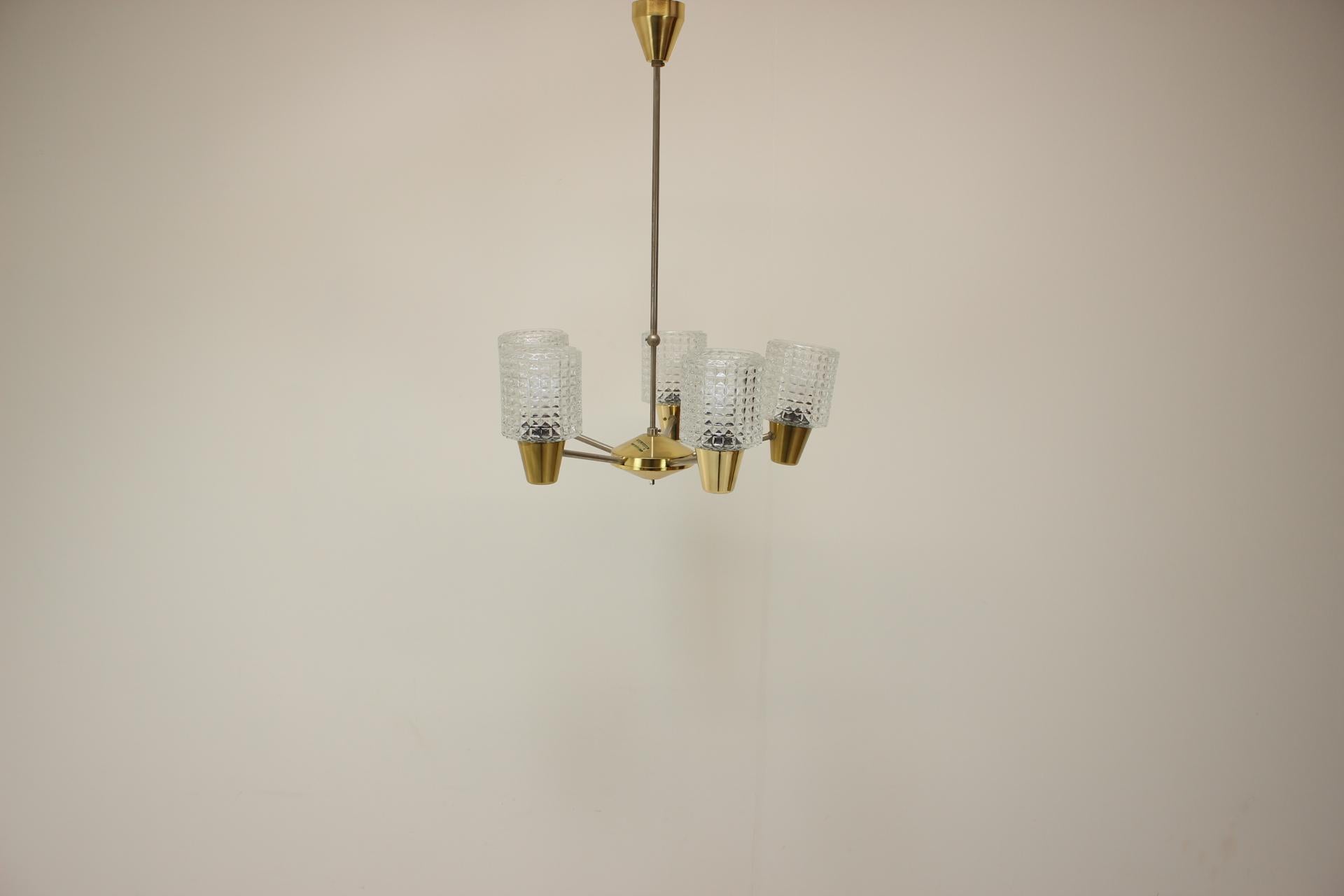Ottone Lampadario di Kamenicky Senov, anni '70, Cecoslovacchia in vendita