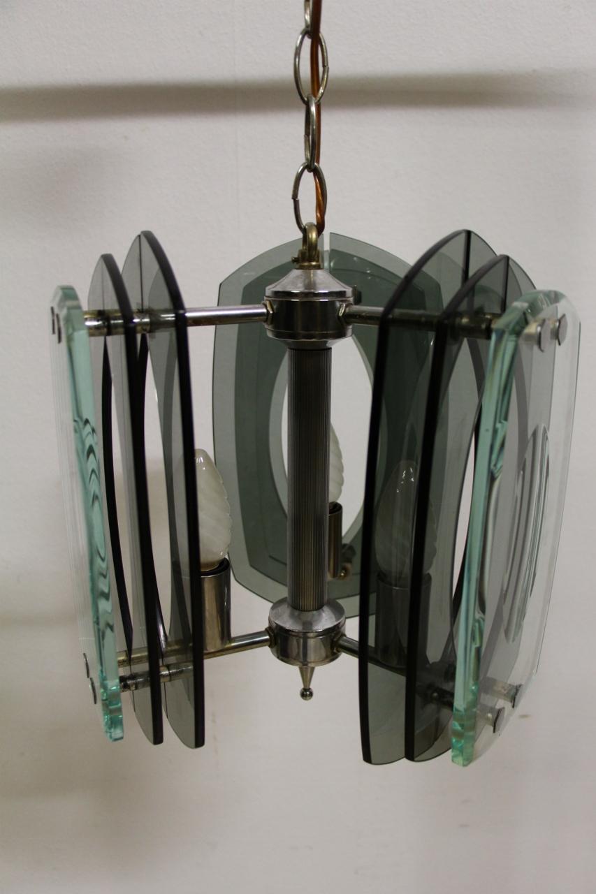 lampadario in bronzo argentato e cristallo spesso, in buone condizioni, elettrificato alto 75 cm con catena.
