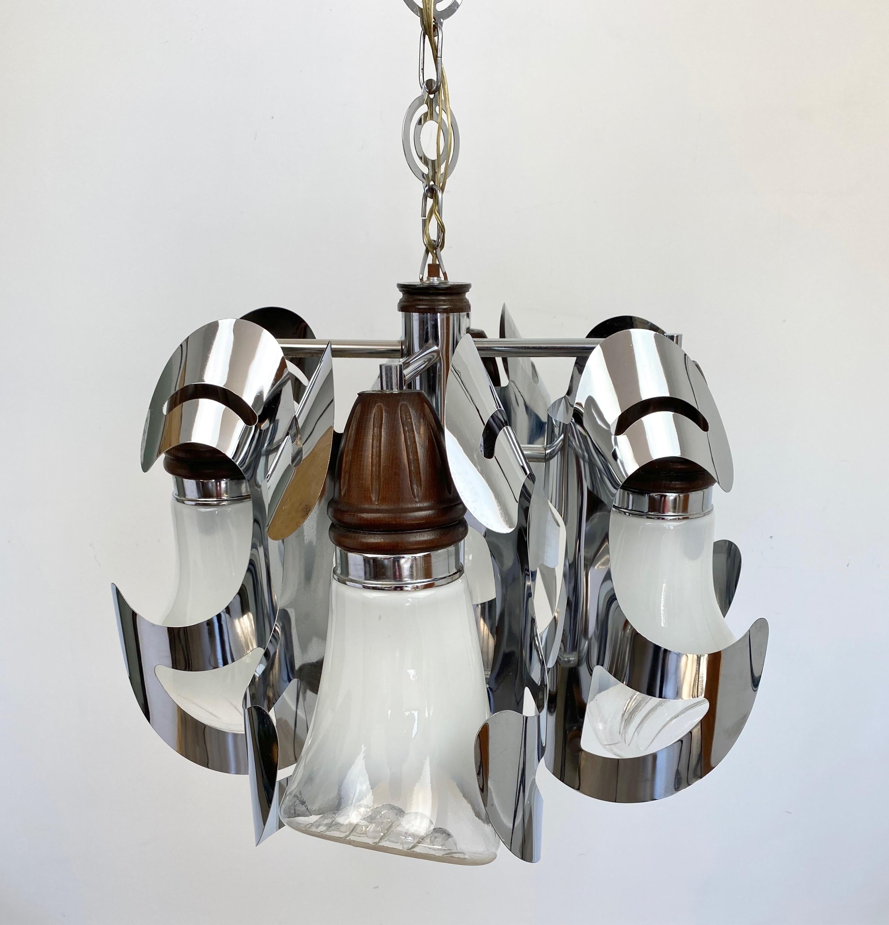 Chandelier pendant in chrome, wood and Murano glass, four-light. Made by the Italian Mazzega, Italy, circa 1970.