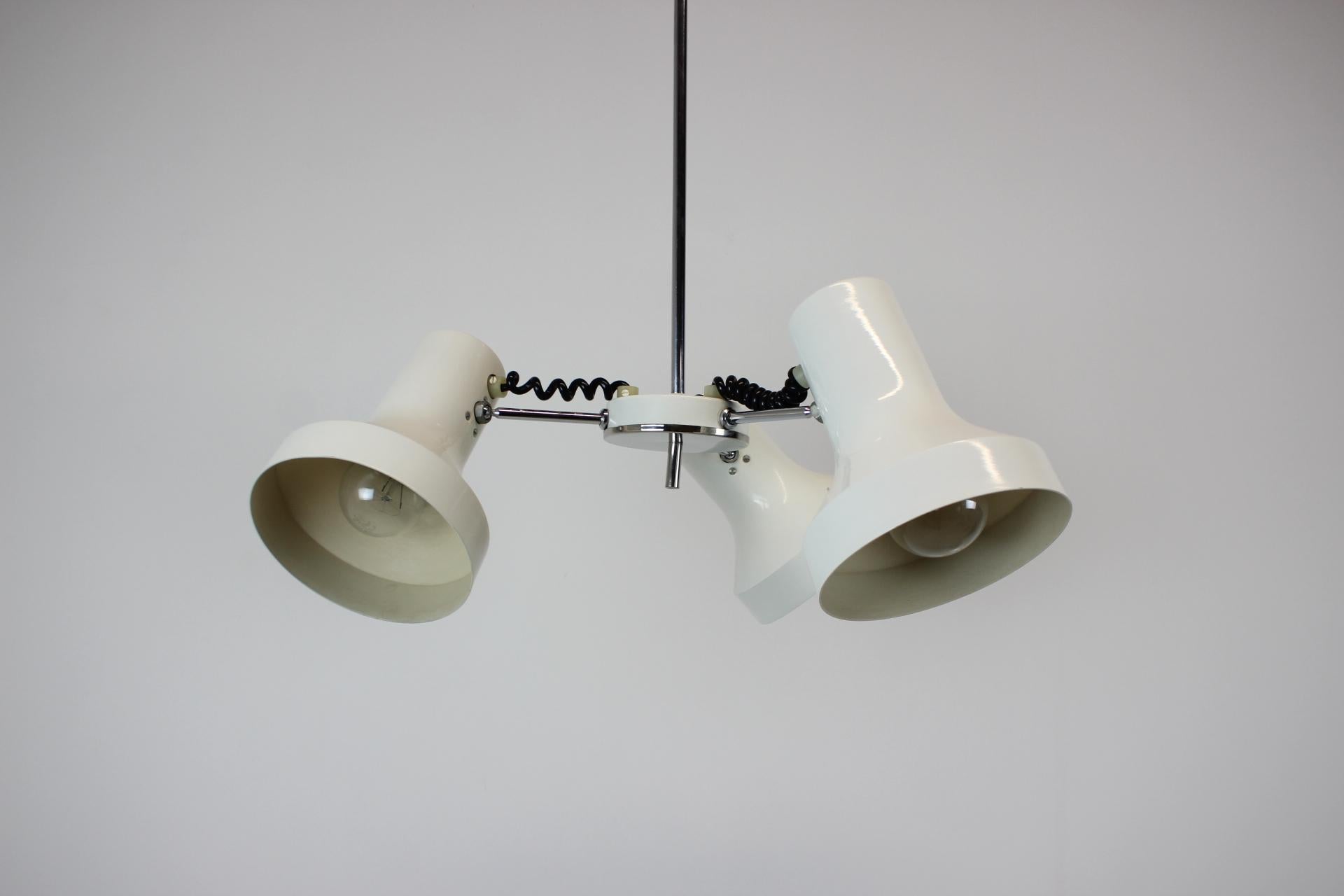 Prodotto in Cecoslovacchia.
Realizzato in metallo, cromato.
3x60W, lampadina E27 o E26.
Rilucidato.
Buone condizioni originali.
Compatibile con il cablaggio degli Stati Uniti.