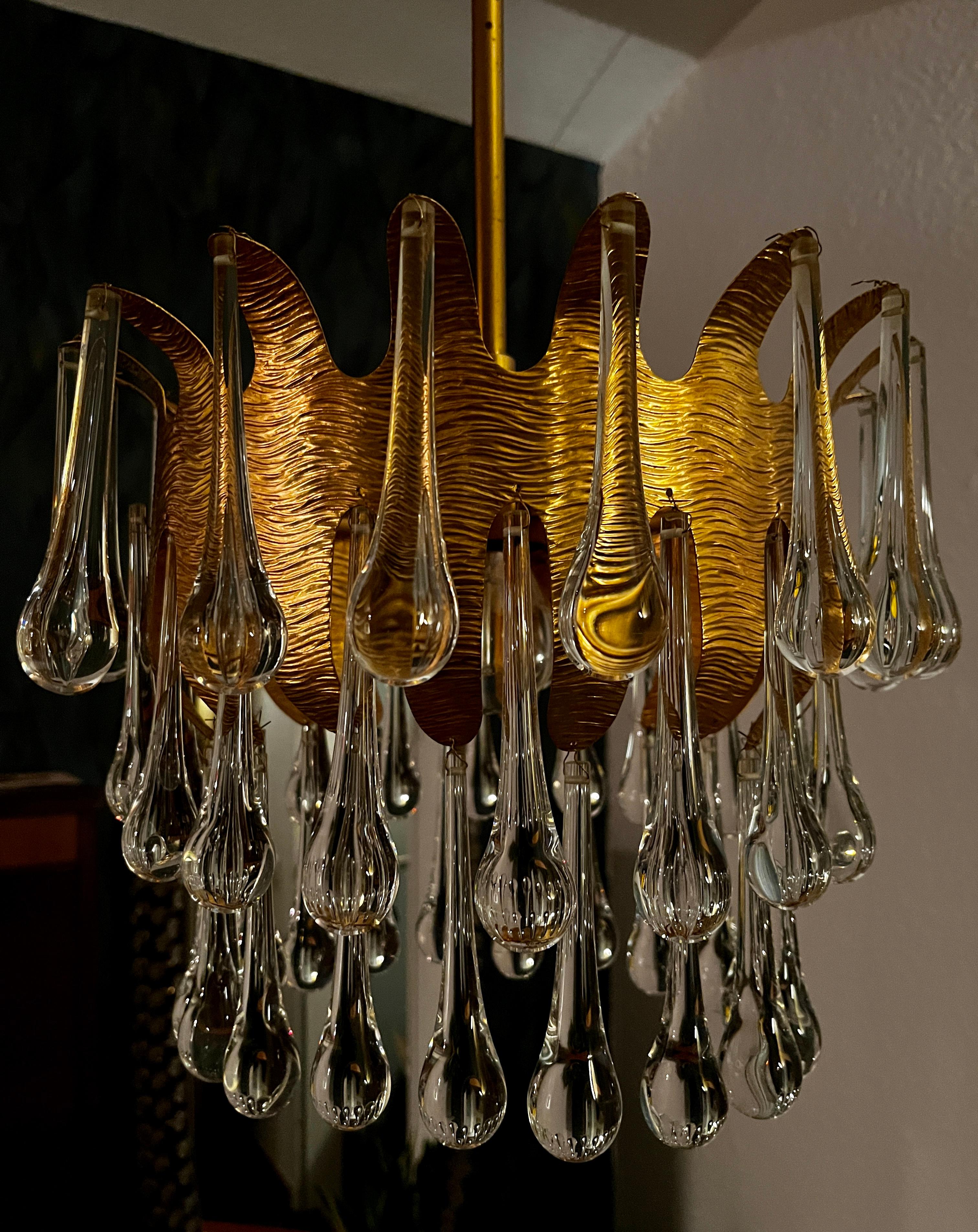 Un lampadario di Palme & Walter con gocce di vetro di Murano di Venini degli anni '60 e '70!
Un bellissimo lampadario a gocce in vetro di Palwa, con il corpo del lampadario in ottone placcato oro!

Il lampadario ha un diametro di circa 35 cm e
