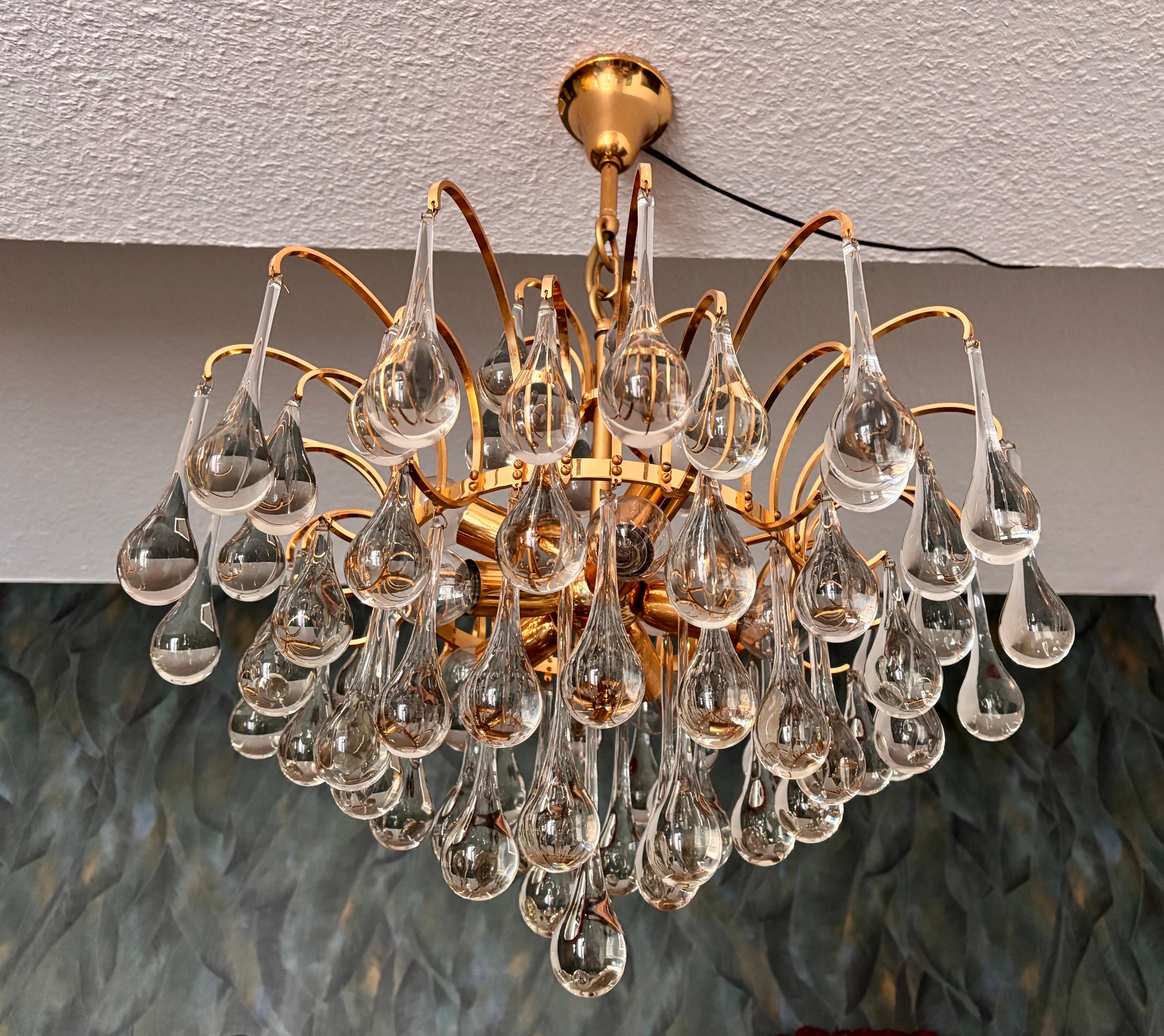 A large chandelier by Palme & Walter with Murano glass drops by Venini from the 1960s and 1970s!
A stunningly beautiful Palwa glass drop chandelier, the chandelier body is made of gold-plated brass!

The chandelier has a diameter of approximately 50