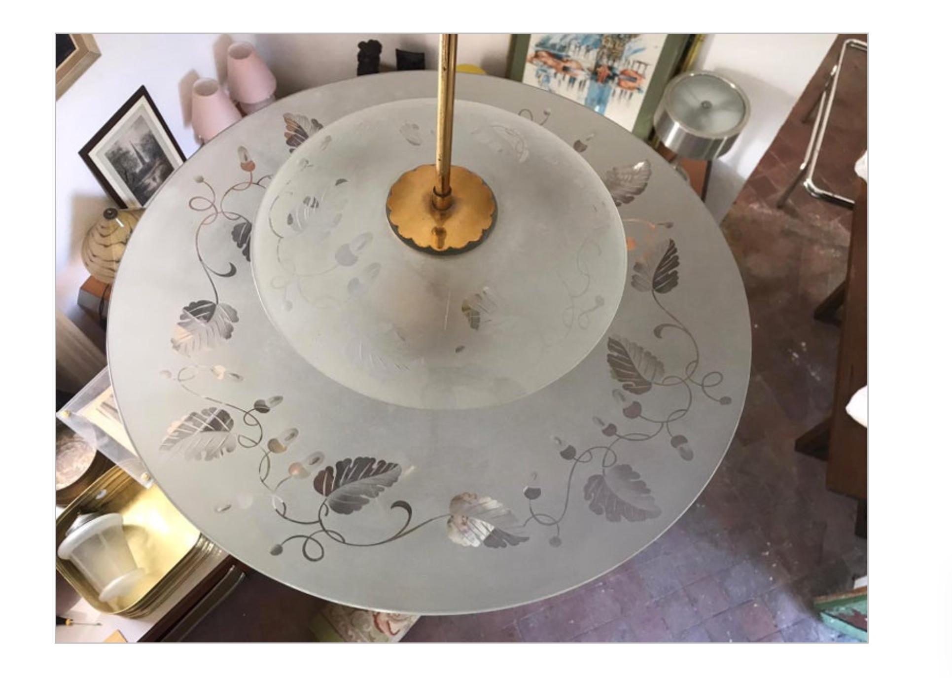 
Stylish Italian Mid-Century Modern large disc chandelier or pendant lamp by Pietro Chiesa for Fontana Arte manufacturer, 1940s. This piece is made of polished brass, frosted and chiselled glass with three lights.
The line is simple but really