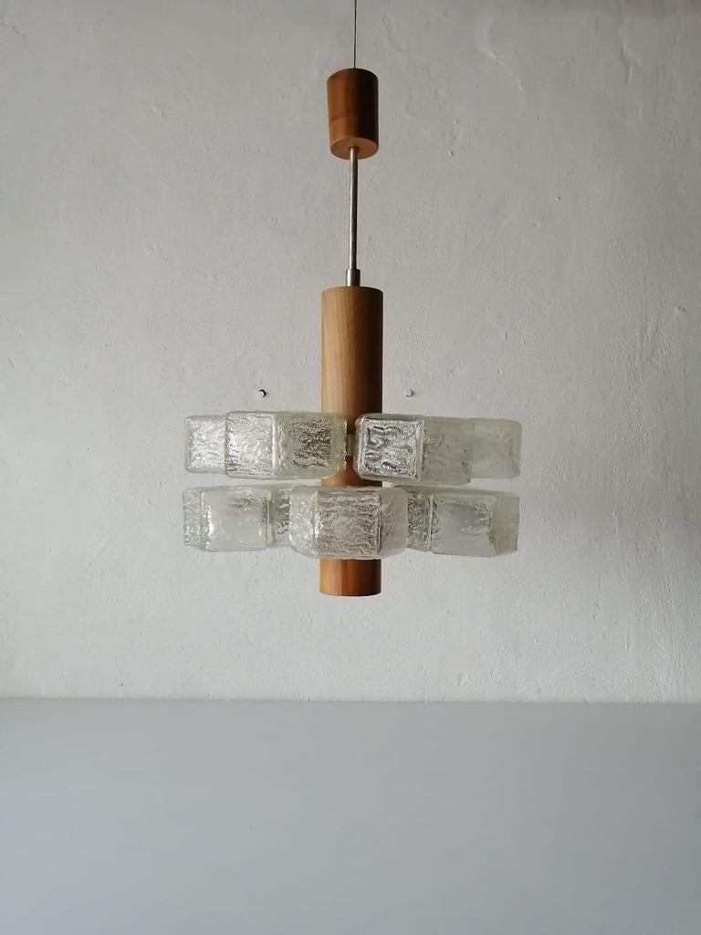 Hexagonal 12 glass tubes and teak atomic age chandelier by Temde, 1960s, Germany

Glass tubes can be rotated.

Lampshade is in good condition.
This lamp works with 12 x E14 light bulbs.
Wired and suitable to use with 220V and 110V for all