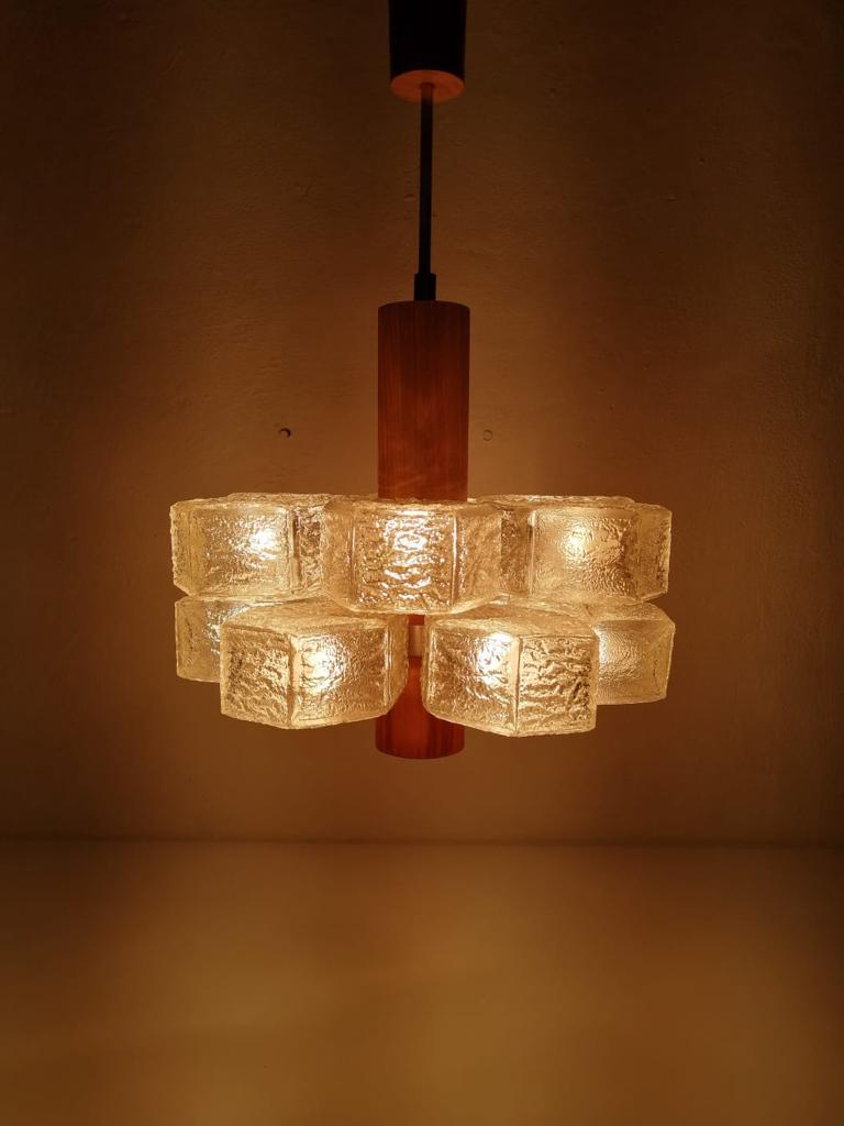 Hexagonal 12 Glass Tubes and Teak Atomic Age Chandelier by Temde, 1960s, Germany In Good Condition For Sale In Hagenbach, DE