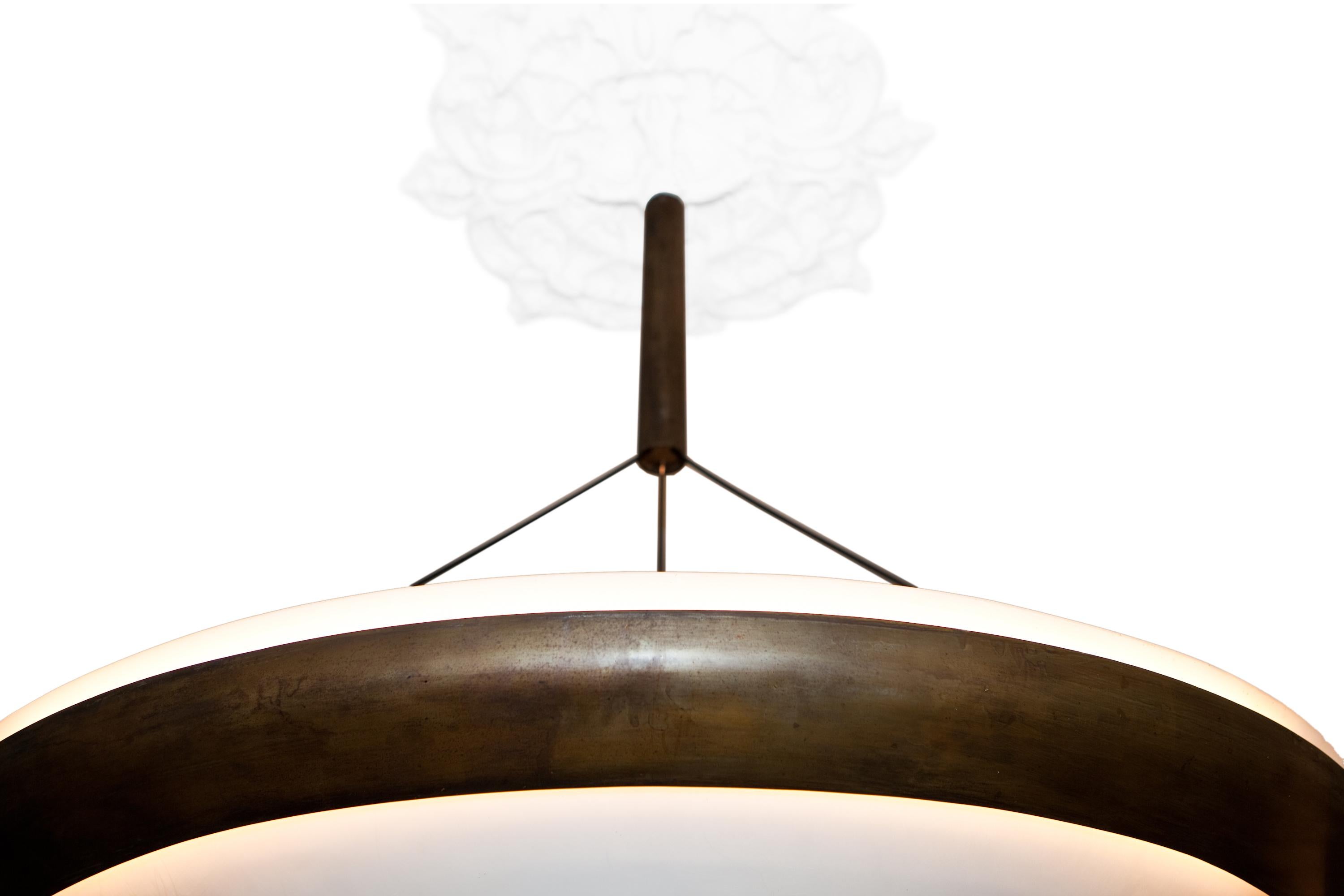 Noirci Lustre, fer noirci chimique, polycarbonate, lampe à LED, XXIe siècle en vente