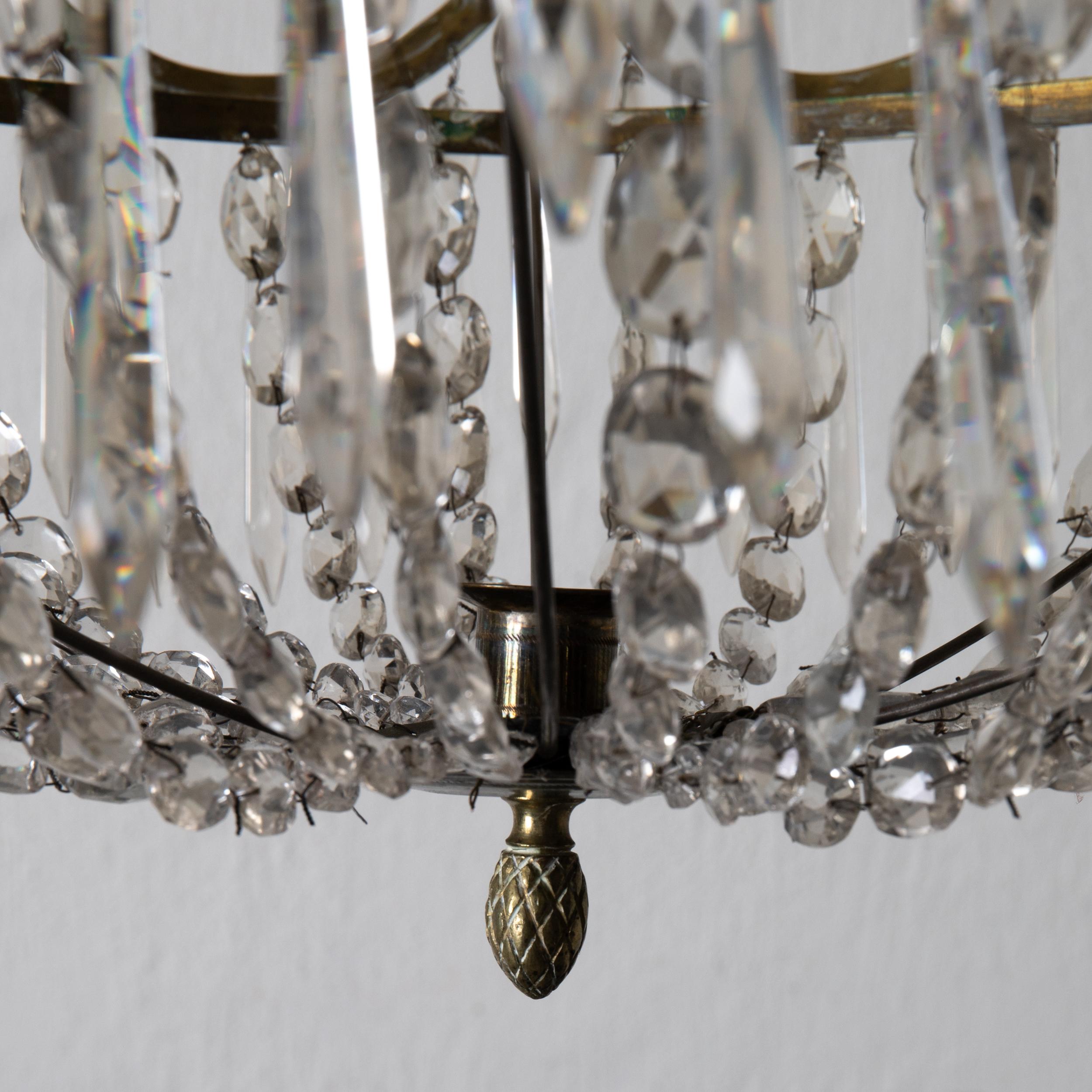Lustre suédois Gustavien néoclassique, cristal et laiton, Suède Bon état - En vente à New York, NY