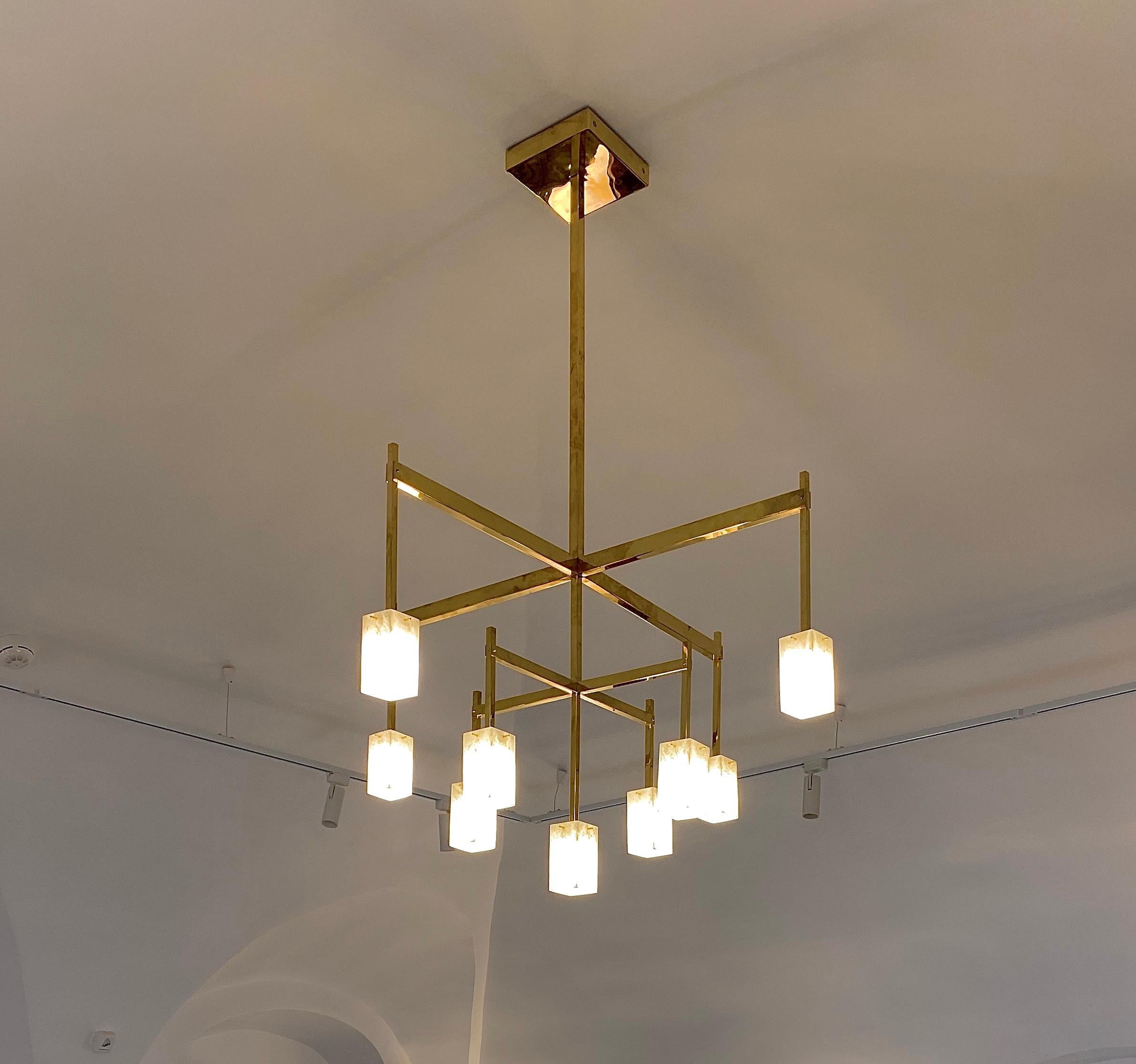 Chandelier Clochette in brass and alabaster designed by Jean-Yves lanvin and realized in the Arriau workshop.

Can be customized in size and number of lightings.